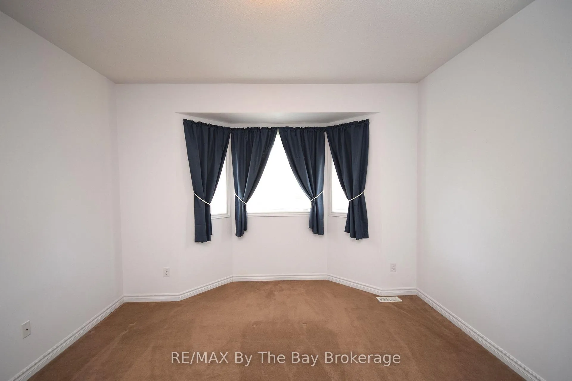 Photo 14 of 33 Tanager Crescent, Wasaga Beach — HOMEH