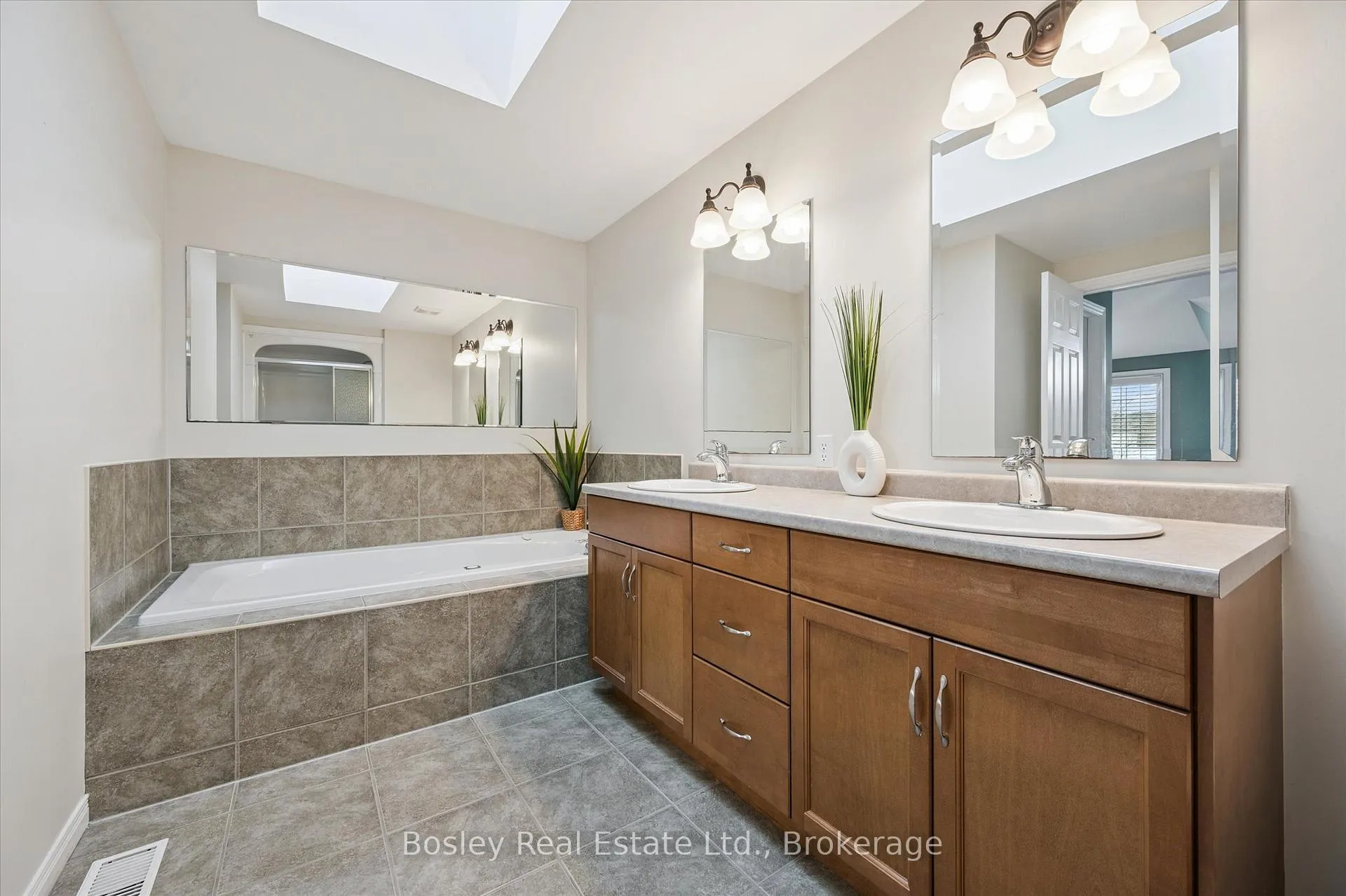 Photo 27 of 459 Townsend Drive, Woolwich, Breslau — HOMEH
