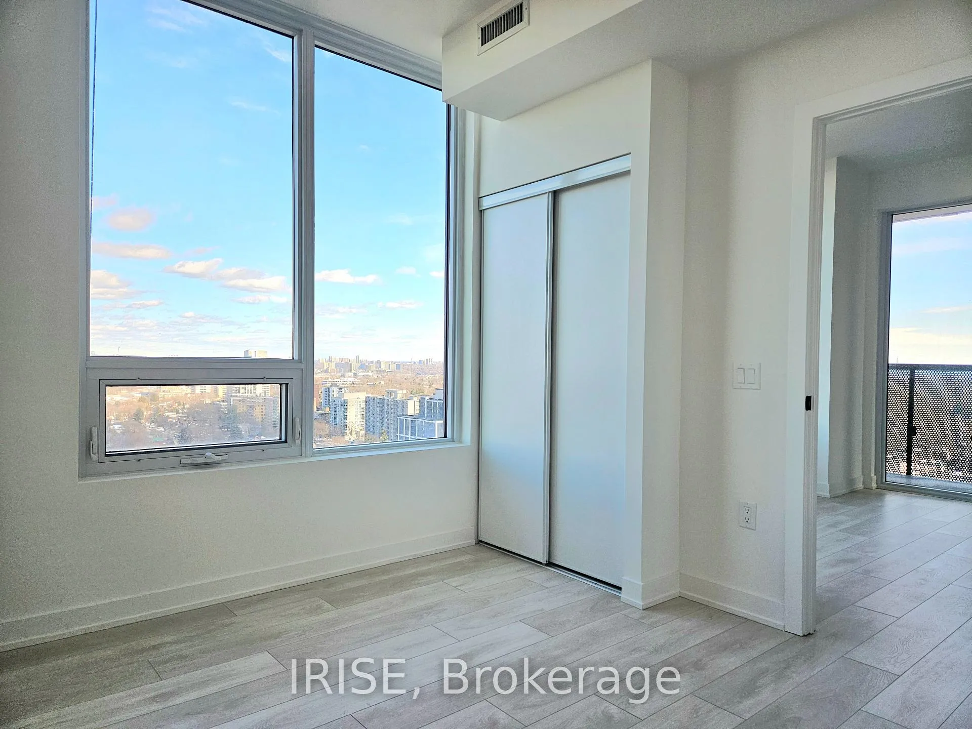 Photo 3 of Unit 2211, 117 Broadway Avenue, Toronto, Mount Pleasant West — HOMEH