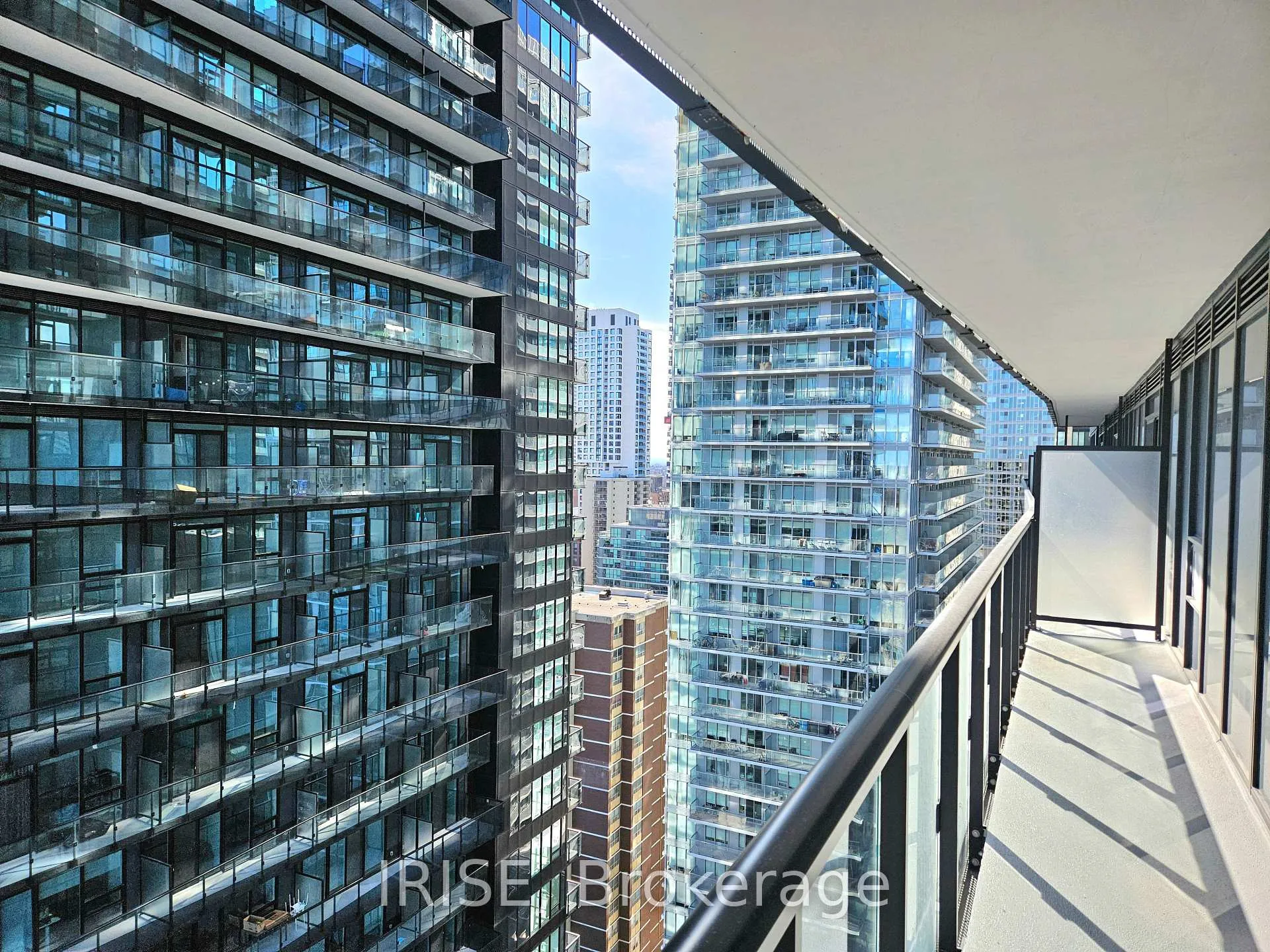 Photo 5 of Unit 2211, 117 Broadway Avenue, Toronto, Mount Pleasant West — HOMEH