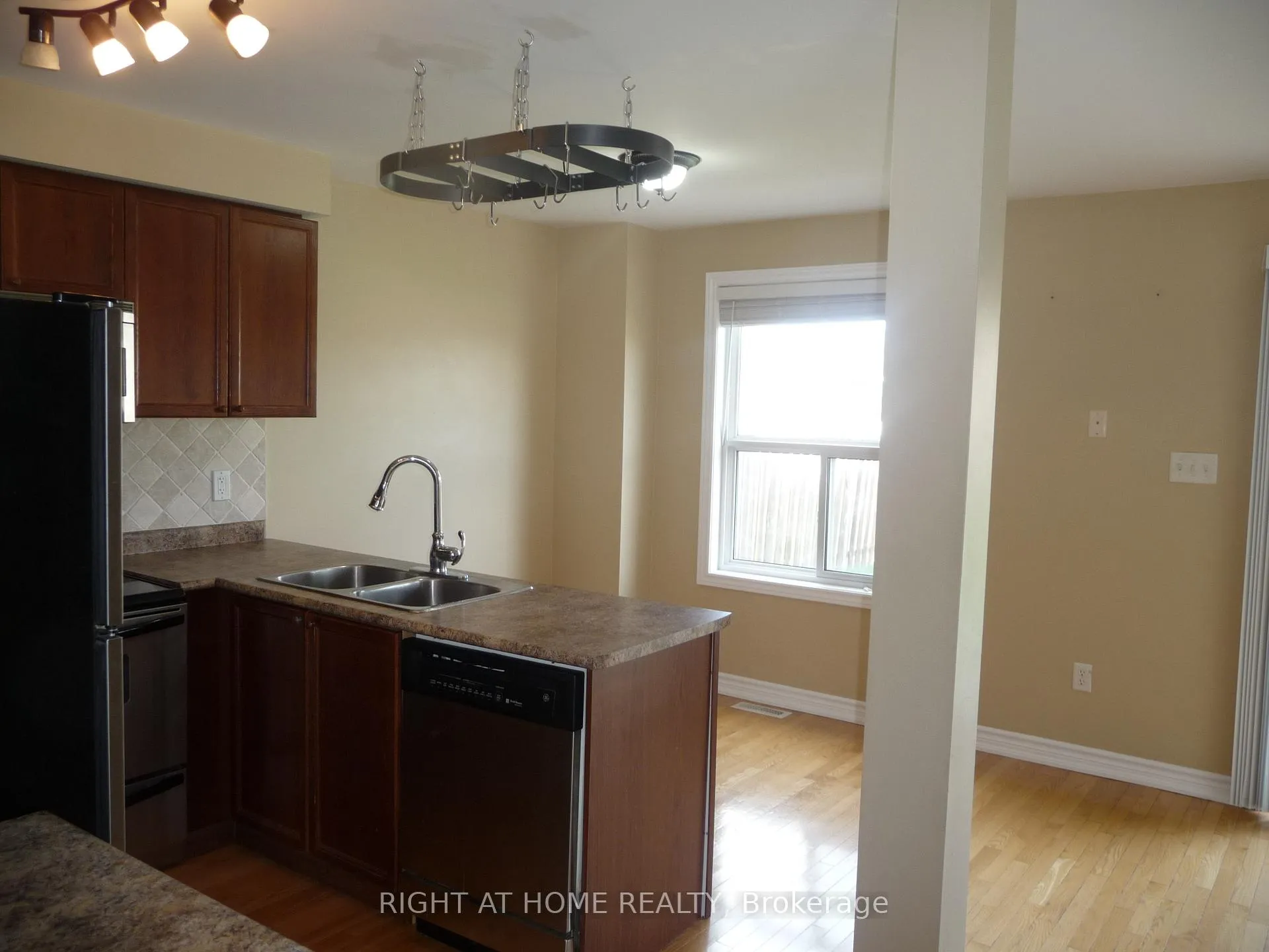 Photo 4 of 134 Dean Avenue, Barrie, Painswick South — HOMEH