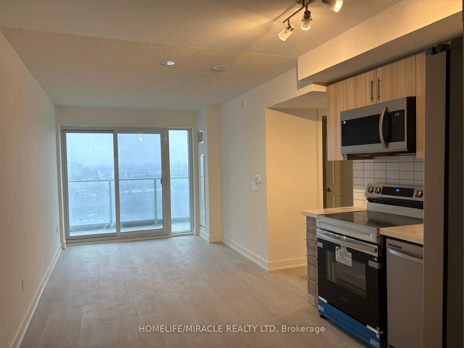 Photo 2 of Unit 1402, 1010 Sandy Beach Road, Pickering, Bay Ridges — HOMEH