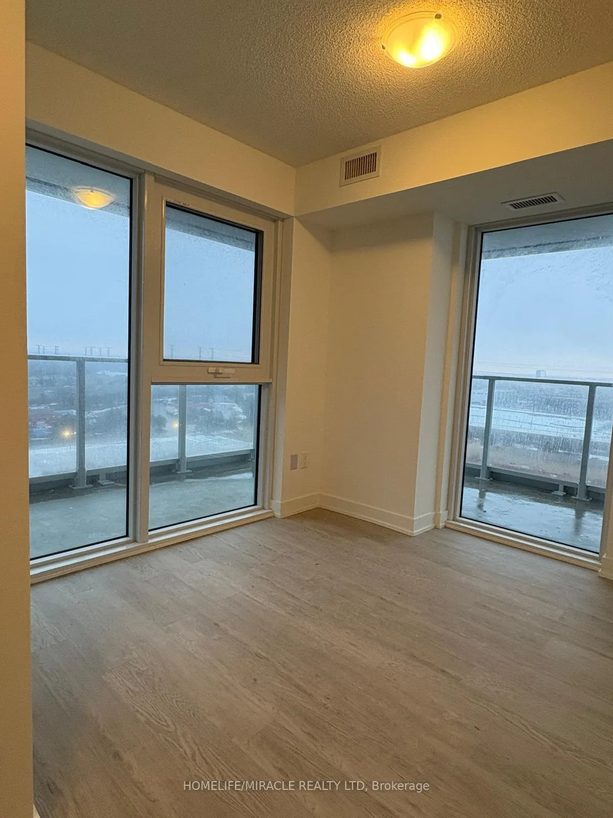Photo 3 of Unit 1402, 1010 Sandy Beach Road, Pickering, Bay Ridges — HOMEH