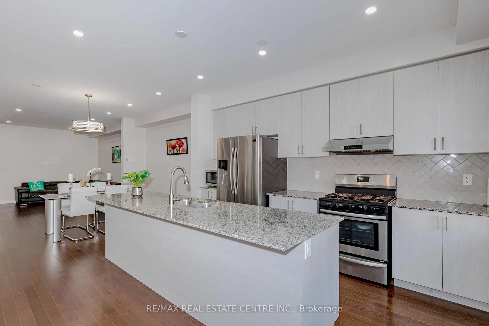 Photo 12 of 1335 Farmstead Drive, Milton, Ford — HOMEH