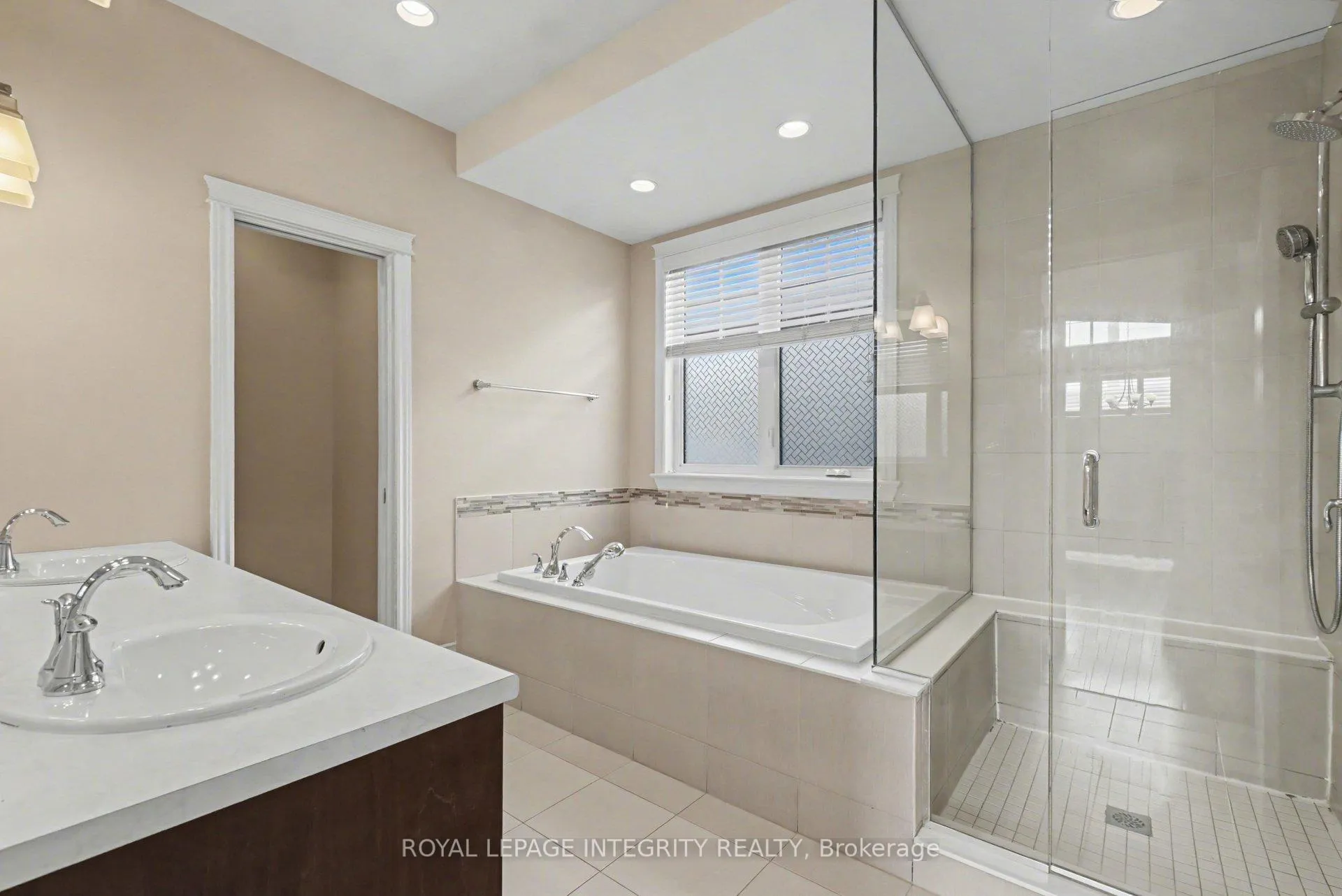 Photo 15 of 170 Solera Circle, Ottawa, Hunt Club Park/Greenboro — HOMEH