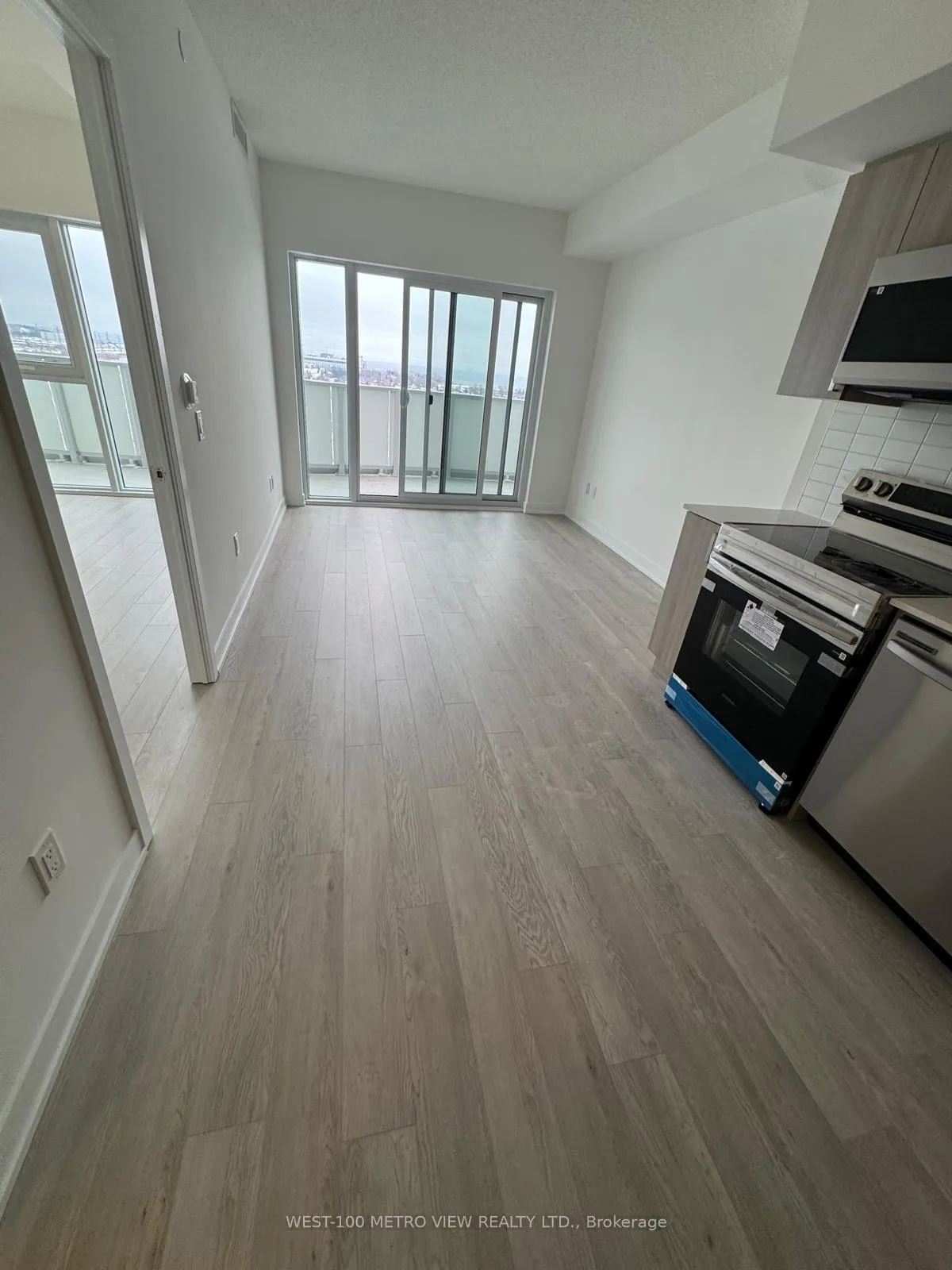 Photo 2 of Unit 1606, 1010 Sandy Beach Road, Pickering, Bay Ridges — HOMEH