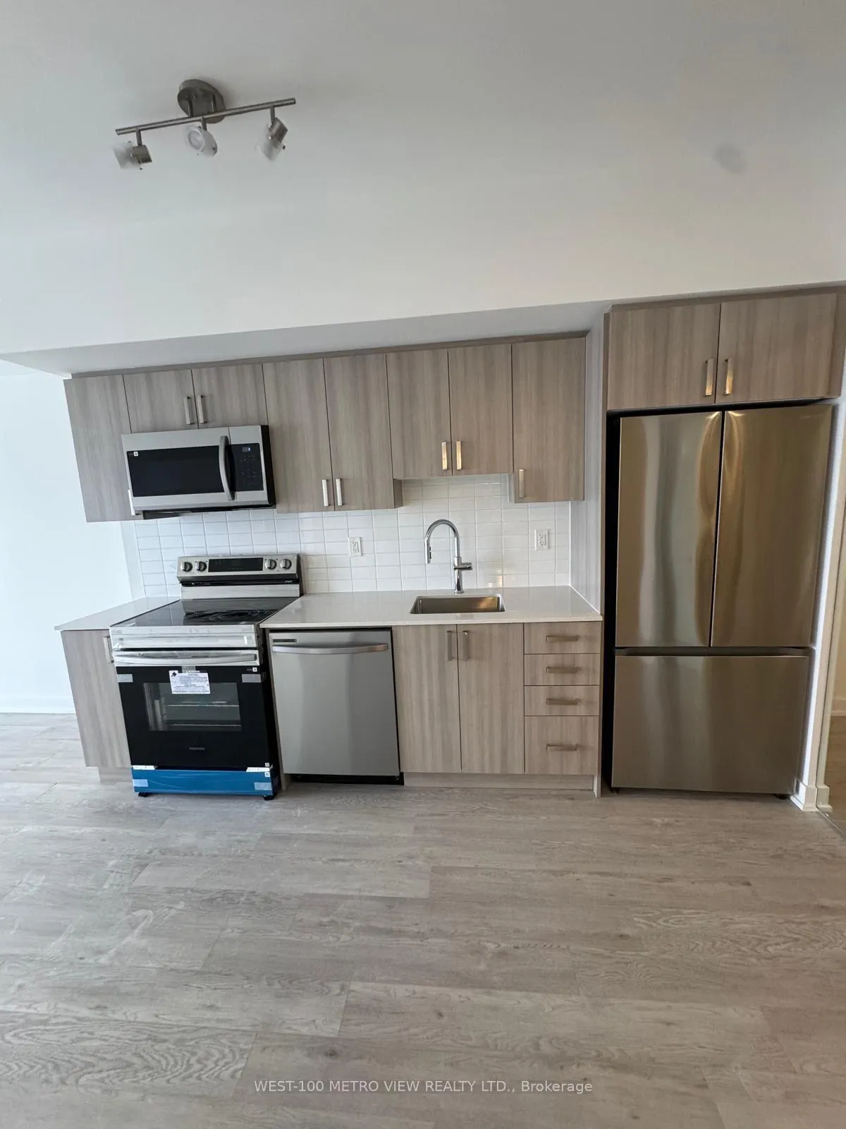 Photo 3 of Unit 1606, 1010 Sandy Beach Road, Pickering, Bay Ridges — HOMEH