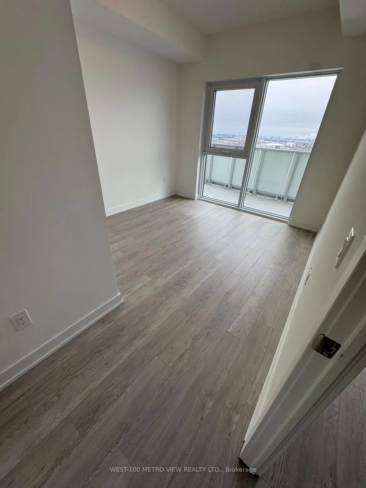 Photo 8 of Unit 1606, 1010 Sandy Beach Road, Pickering, Bay Ridges — HOMEH