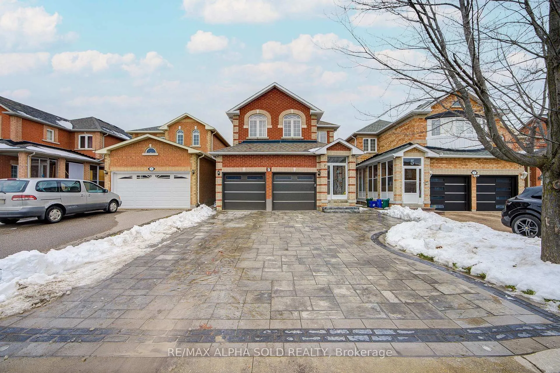 Photo 2 of 7 Whistler Court, Markham, Milliken Mills West — HOMEH