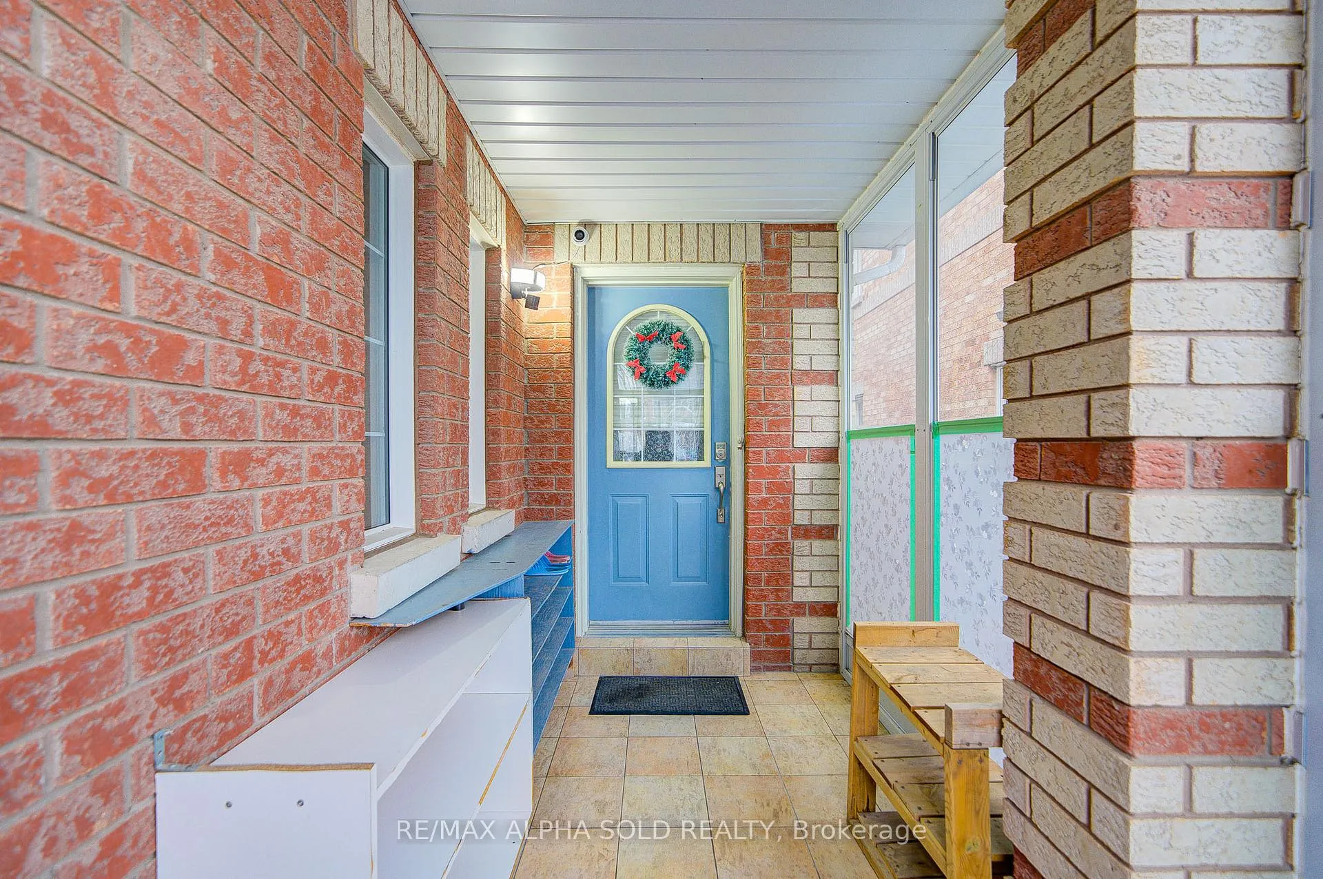 Photo 3 of 7 Whistler Court, Markham, Milliken Mills West — HOMEH