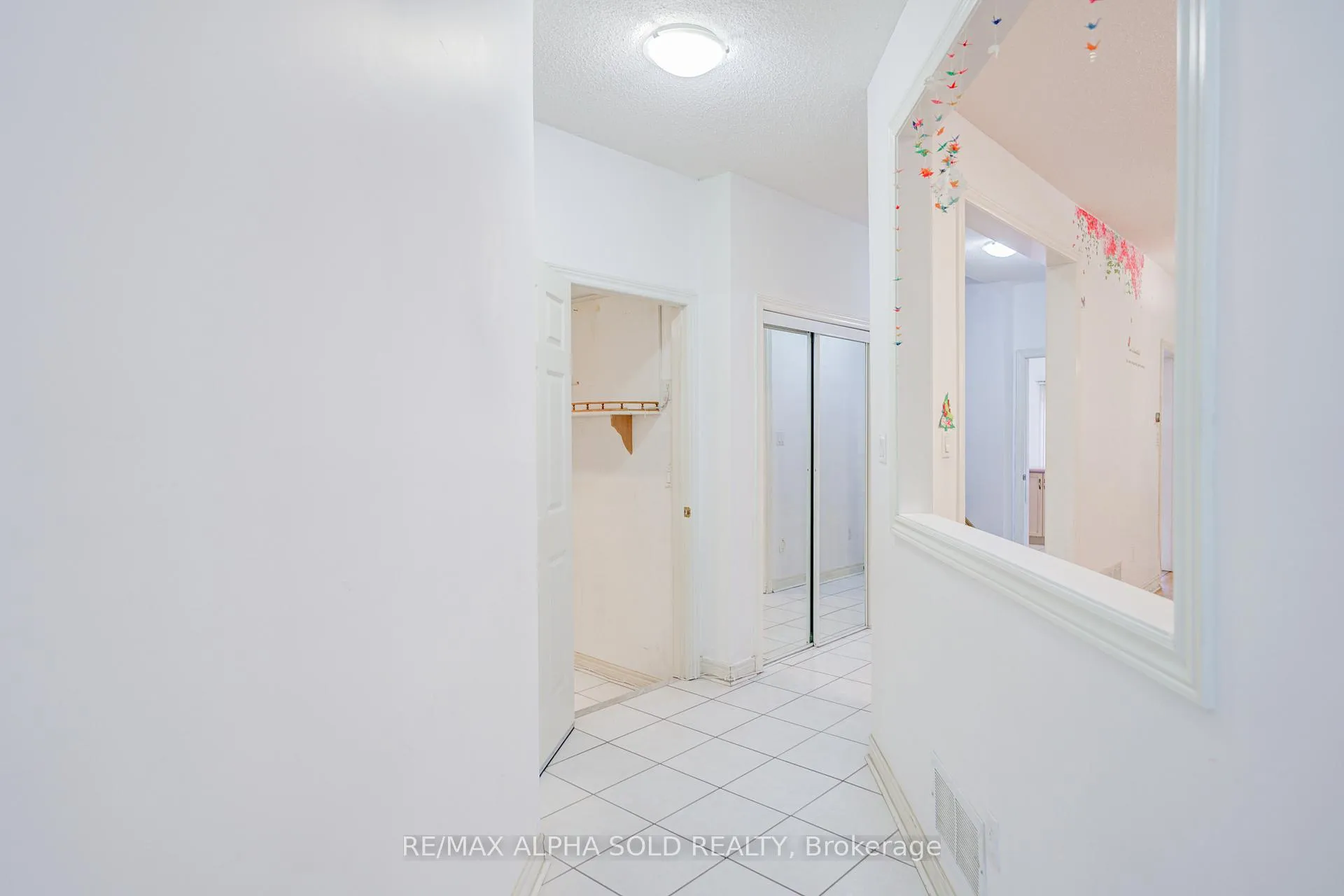 Photo 5 of 7 Whistler Court, Markham, Milliken Mills West — HOMEH
