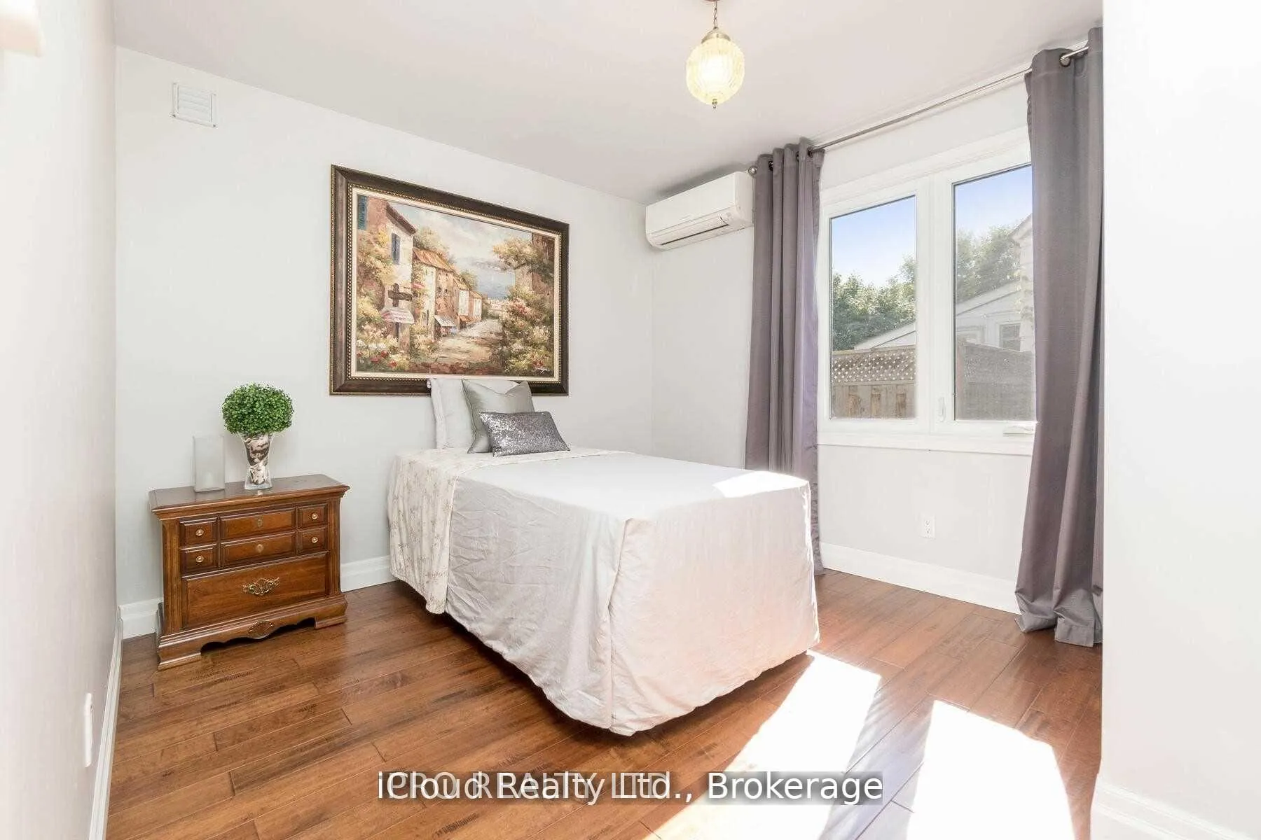 Photo 3 of 18 Sunset Boulevard, Brampton, Brampton West — HOMEH