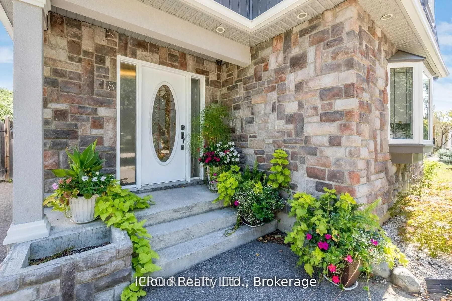 Photo 14 of 18 Sunset Boulevard, Brampton, Brampton West — HOMEH