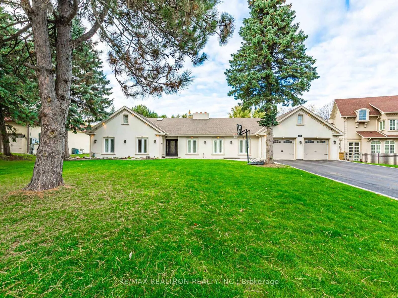 Photo 2 of 33 Carolwood Crescent, Markham, Rouge River Estates — HOMEH