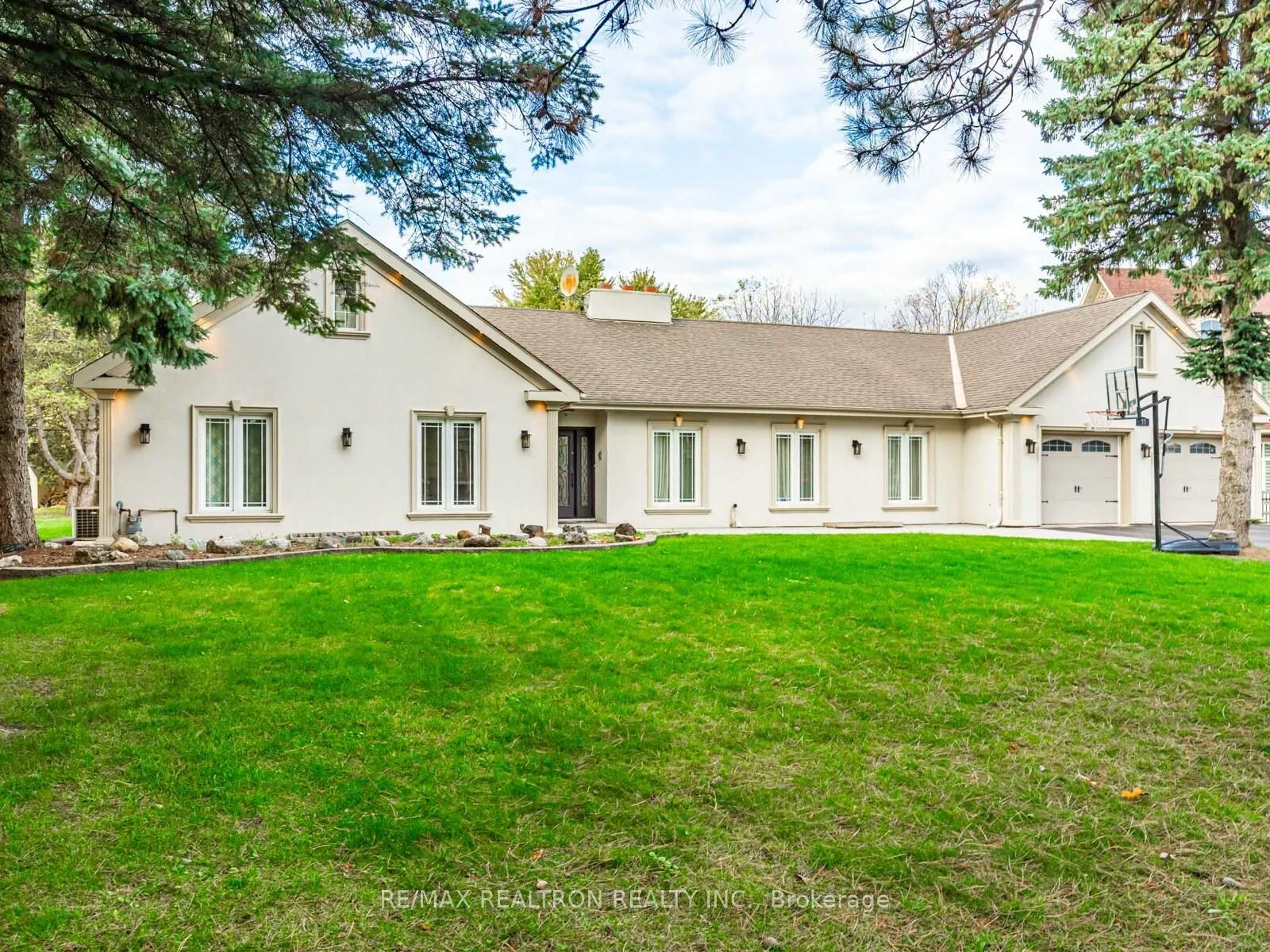 Photo 3 of 33 Carolwood Crescent, Markham, Rouge River Estates — HOMEH