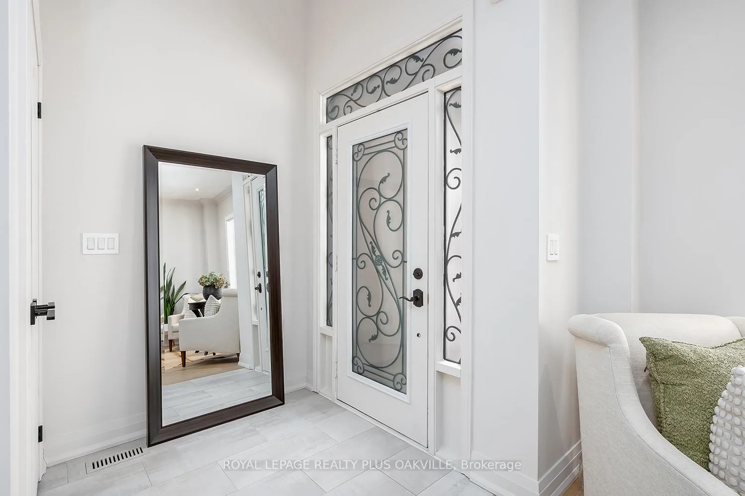 Photo 5 of 2083 Jaguar Lane, Oakville, Westmount — HOMEH