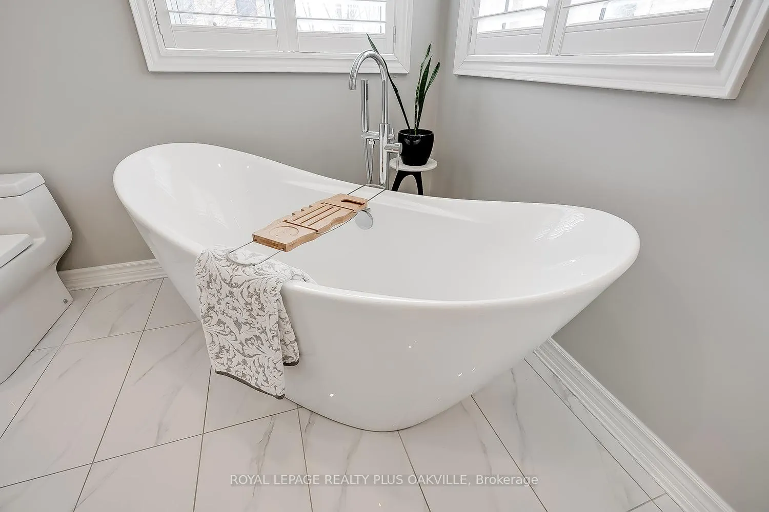 Photo 33 of 2083 Jaguar Lane, Oakville, Westmount — HOMEH
