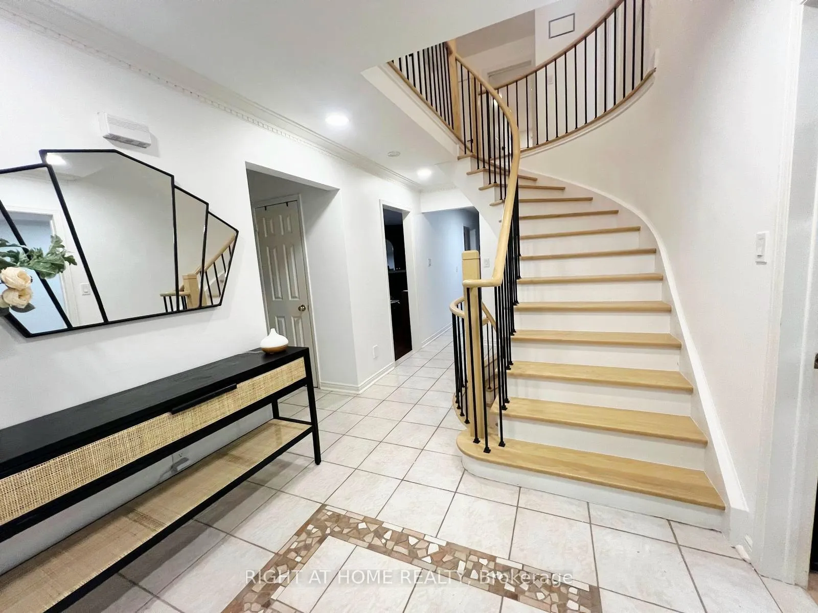 Photo 2 of 94 Afton Crescent, Vaughan, Maple — HOMEH