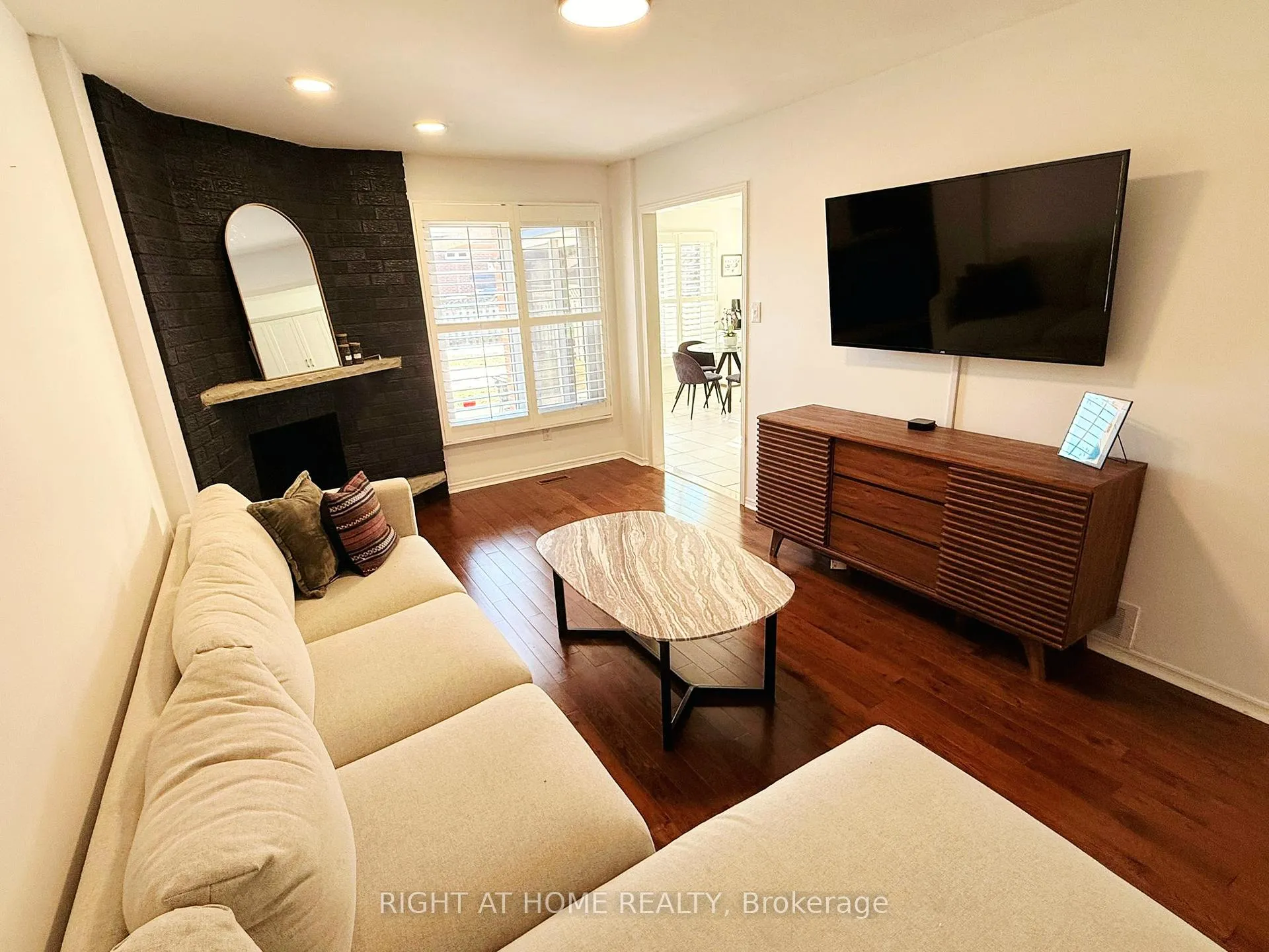 Photo 4 of 94 Afton Crescent, Vaughan, Maple — HOMEH