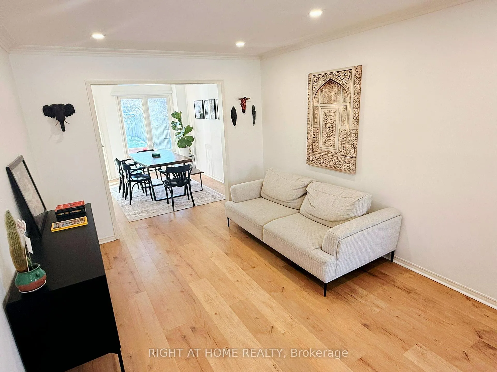 Photo 5 of 94 Afton Crescent, Vaughan, Maple — HOMEH