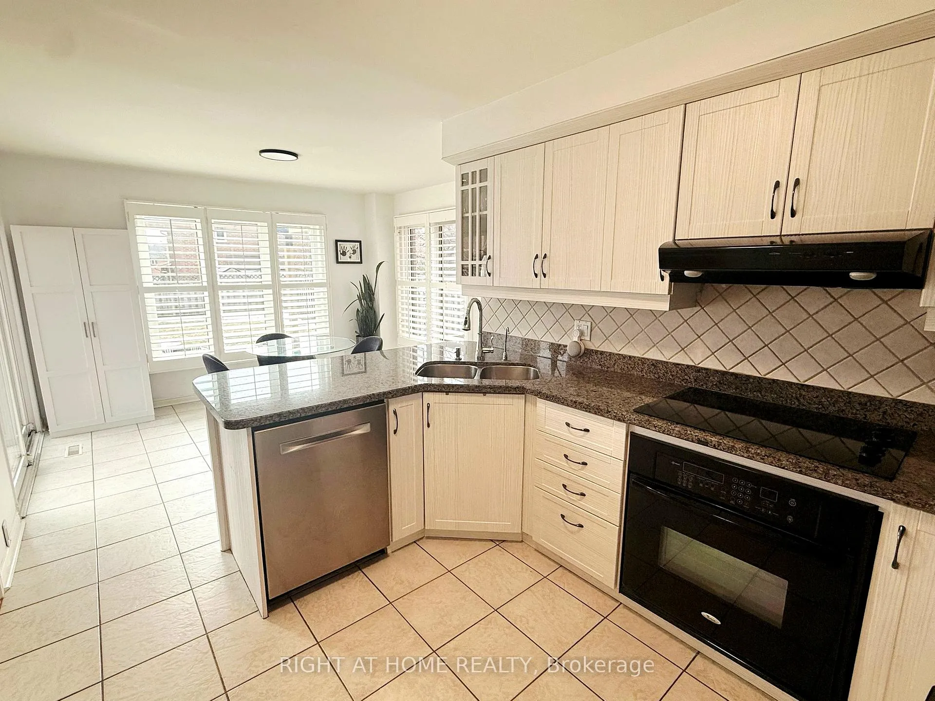 Photo 7 of 94 Afton Crescent, Vaughan, Maple — HOMEH