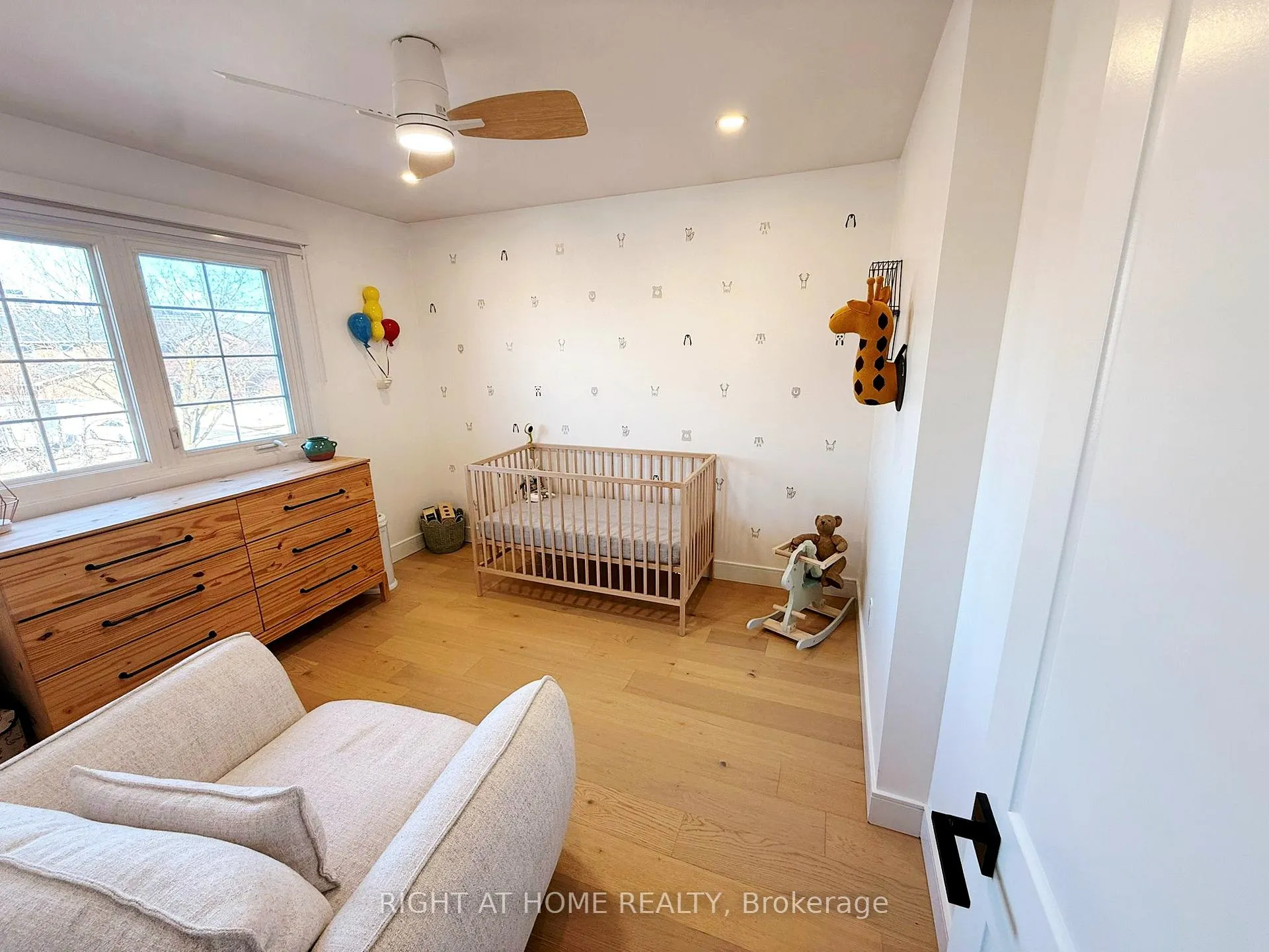 Photo 16 of 94 Afton Crescent, Vaughan, Maple — HOMEH