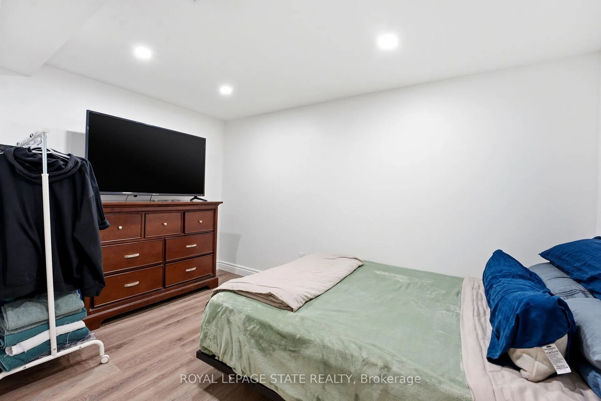 Photo 31 of 48 Champlain Avenue, Hamilton, Greenford — HOMEH