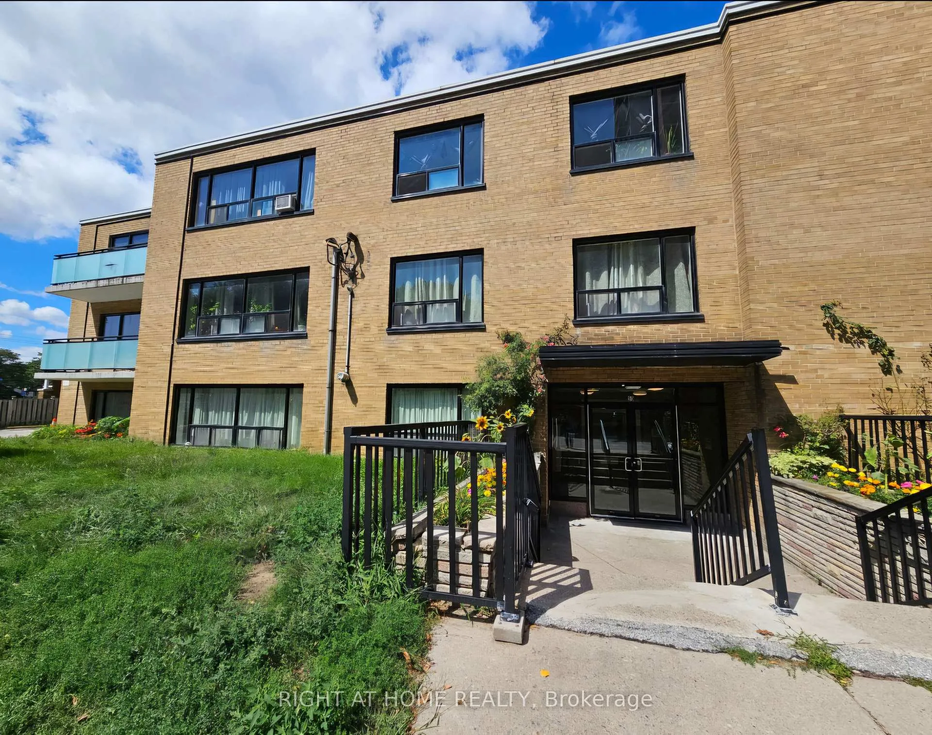 Photo 3 of Unit 104, 20 Cosburn Avenue, Toronto, East York — HOMEH