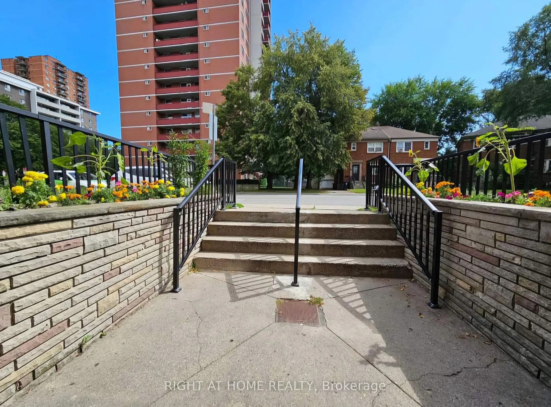 Photo 5 of Unit 104, 20 Cosburn Avenue, Toronto, East York — HOMEH