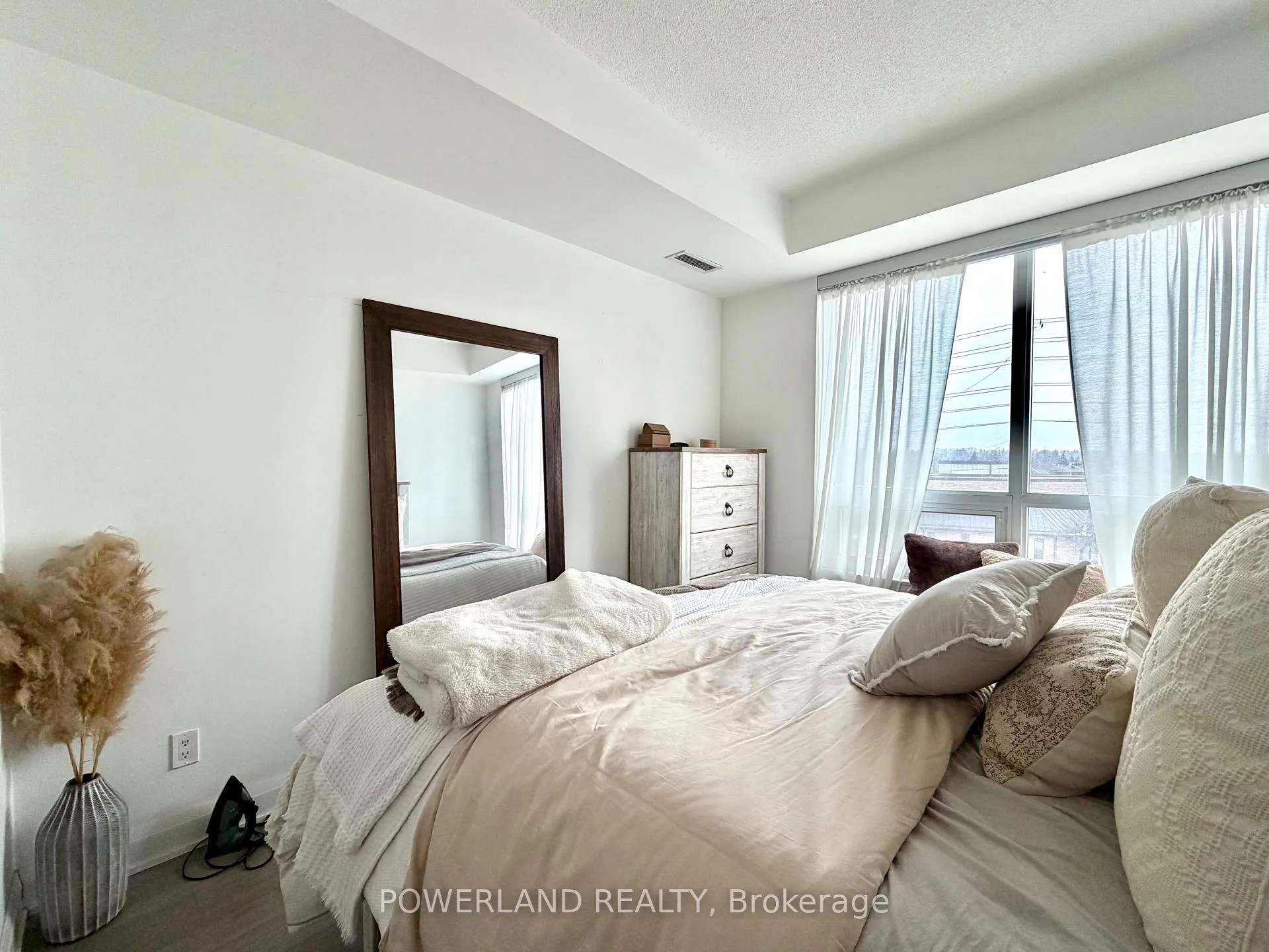 Photo 8 of Unit 521, 25 Water Walk Drive, Markham, Unionville — HOMEH