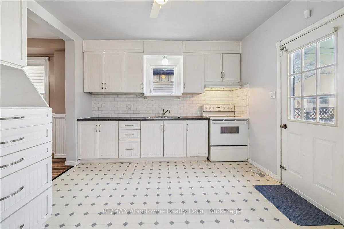 Photo 18 of 93 Graham Avenue N, Hamilton, Crown Point — HOMEH