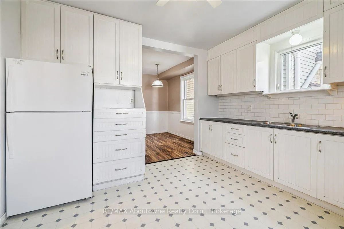 Photo 19 of 93 Graham Avenue N, Hamilton, Crown Point — HOMEH