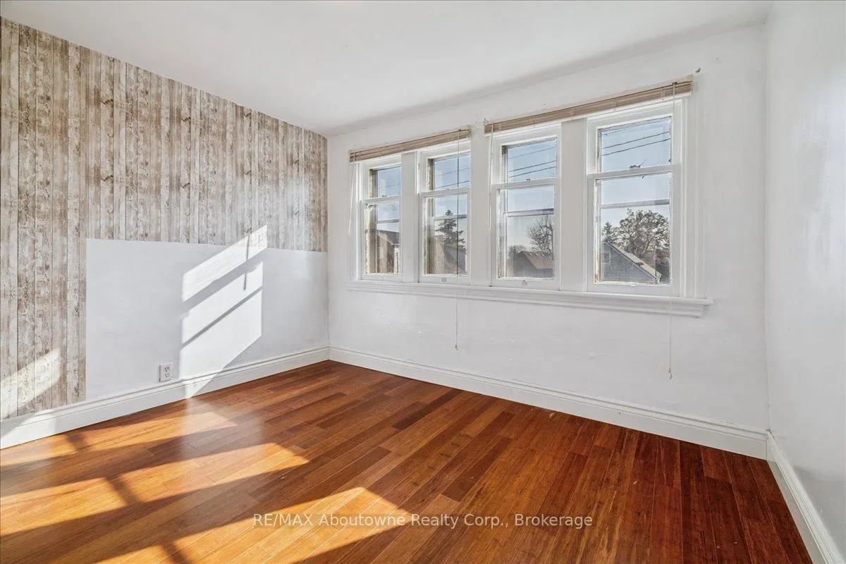 Photo 25 of 93 Graham Avenue N, Hamilton, Crown Point — HOMEH