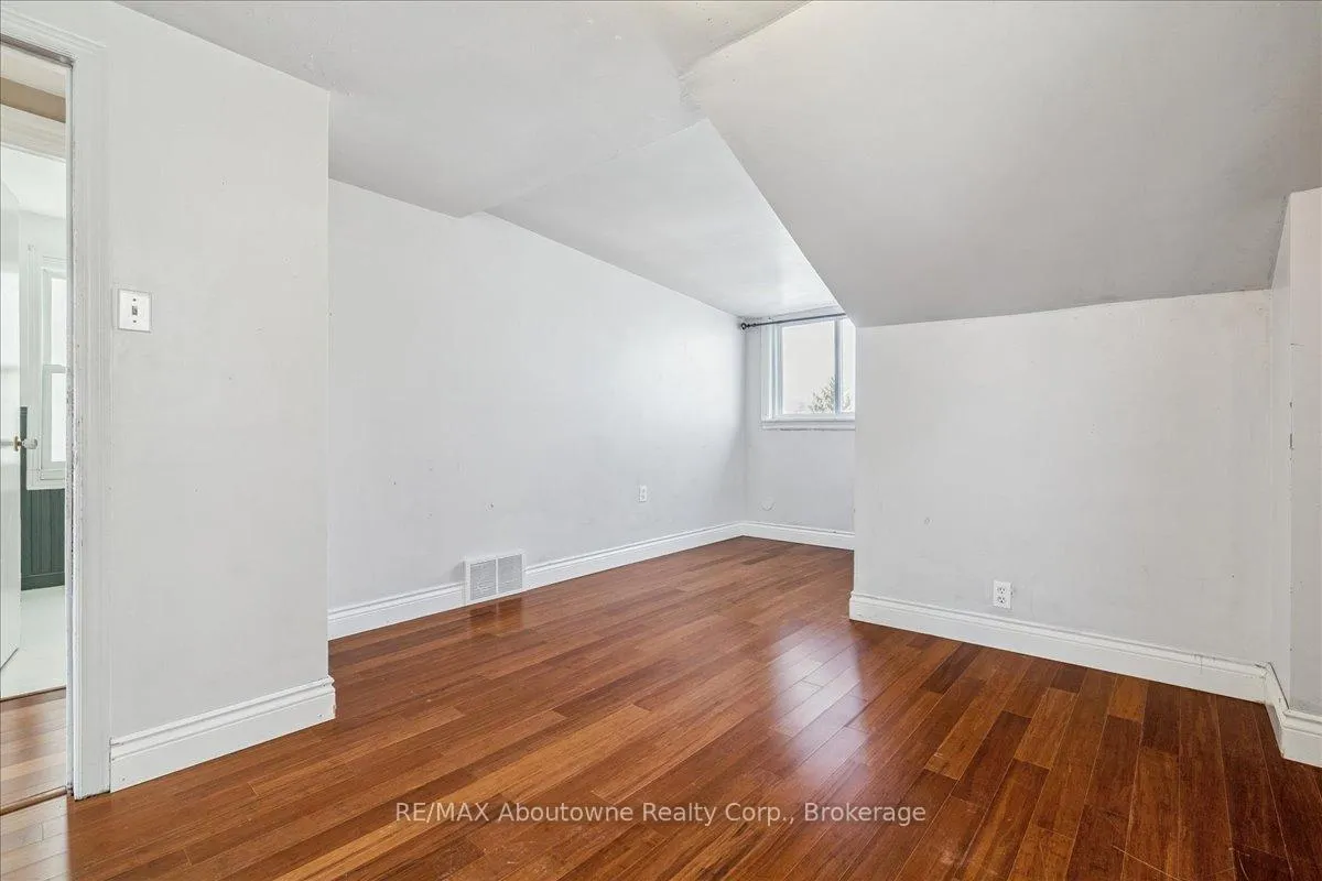Photo 30 of 93 Graham Avenue N, Hamilton, Crown Point — HOMEH