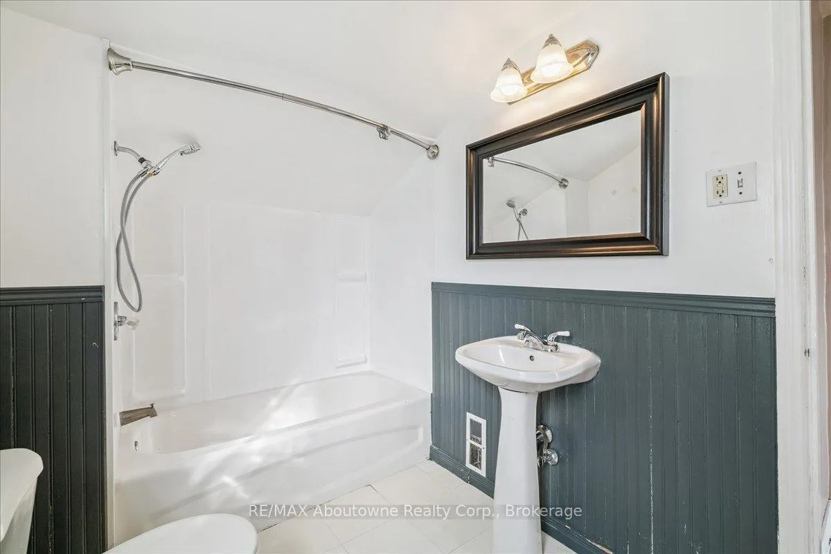 Photo 32 of 93 Graham Avenue N, Hamilton, Crown Point — HOMEH