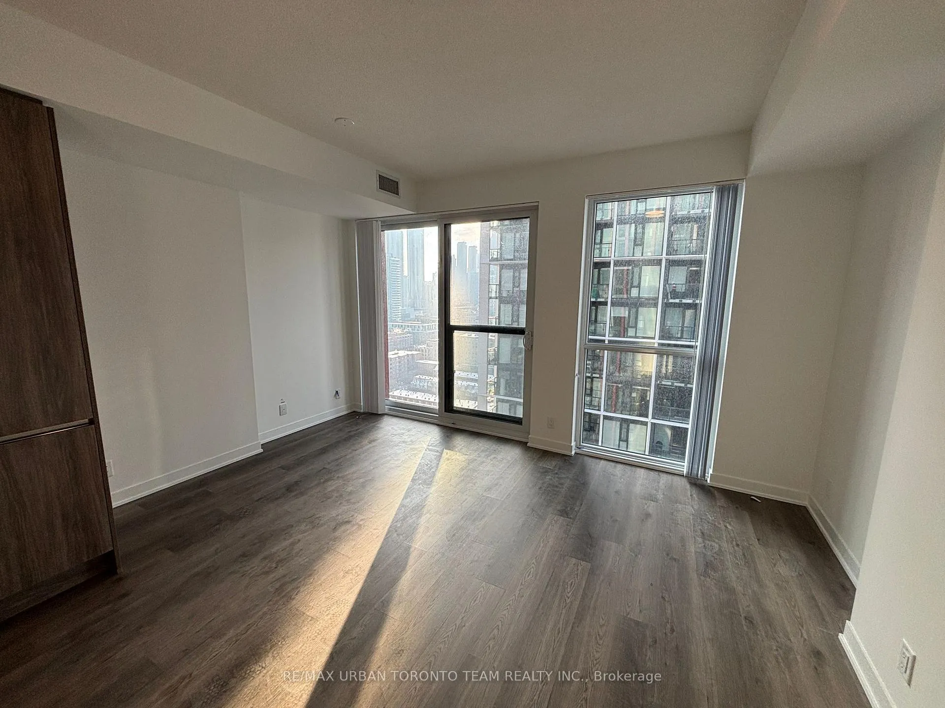 Photo 4 of Unit 2211, 180 Front Street E, Toronto, Moss Park — HOMEH