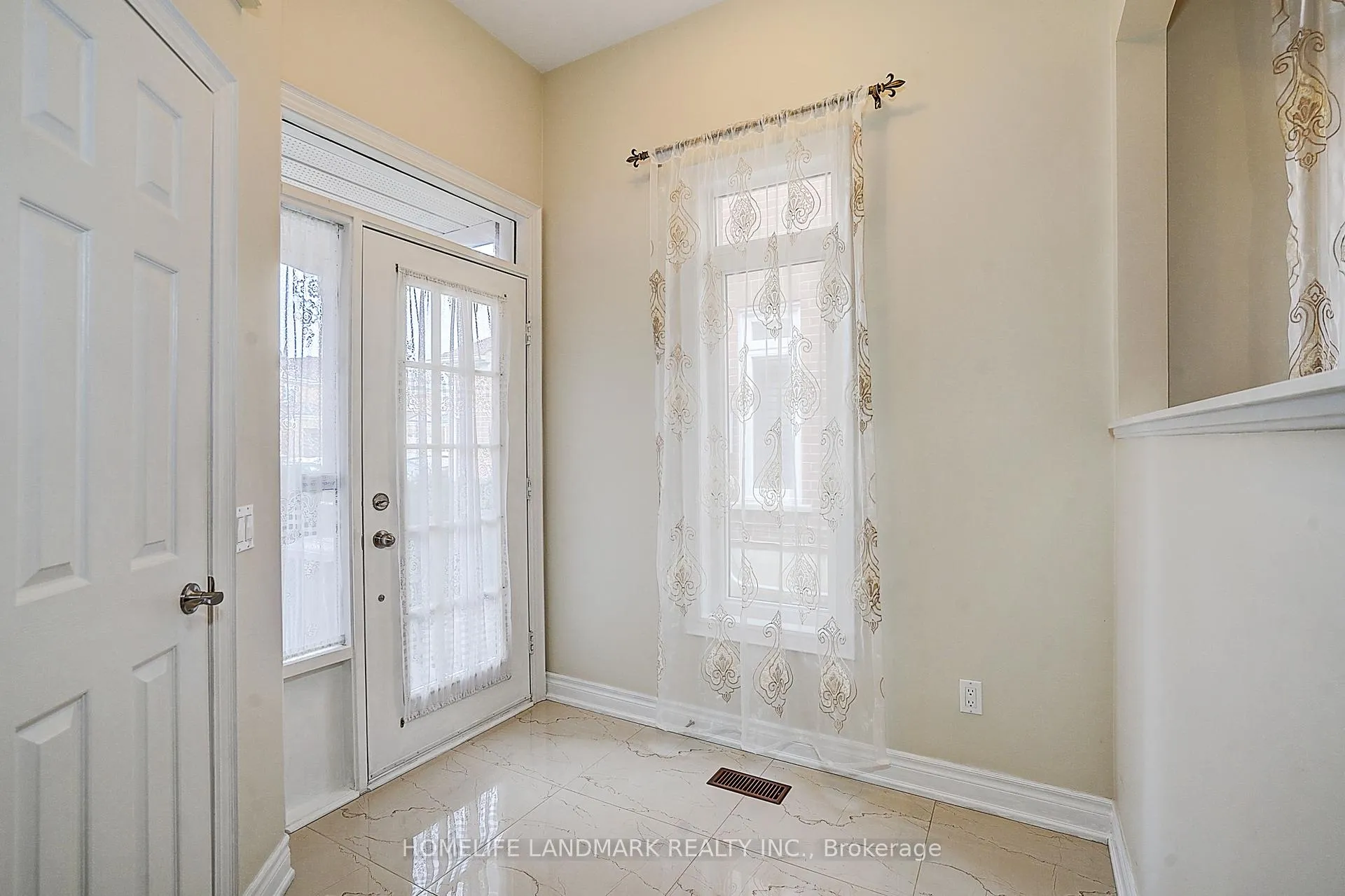 Photo 4 of 90 Snowdon Circle, Markham, Markville — HOMEH