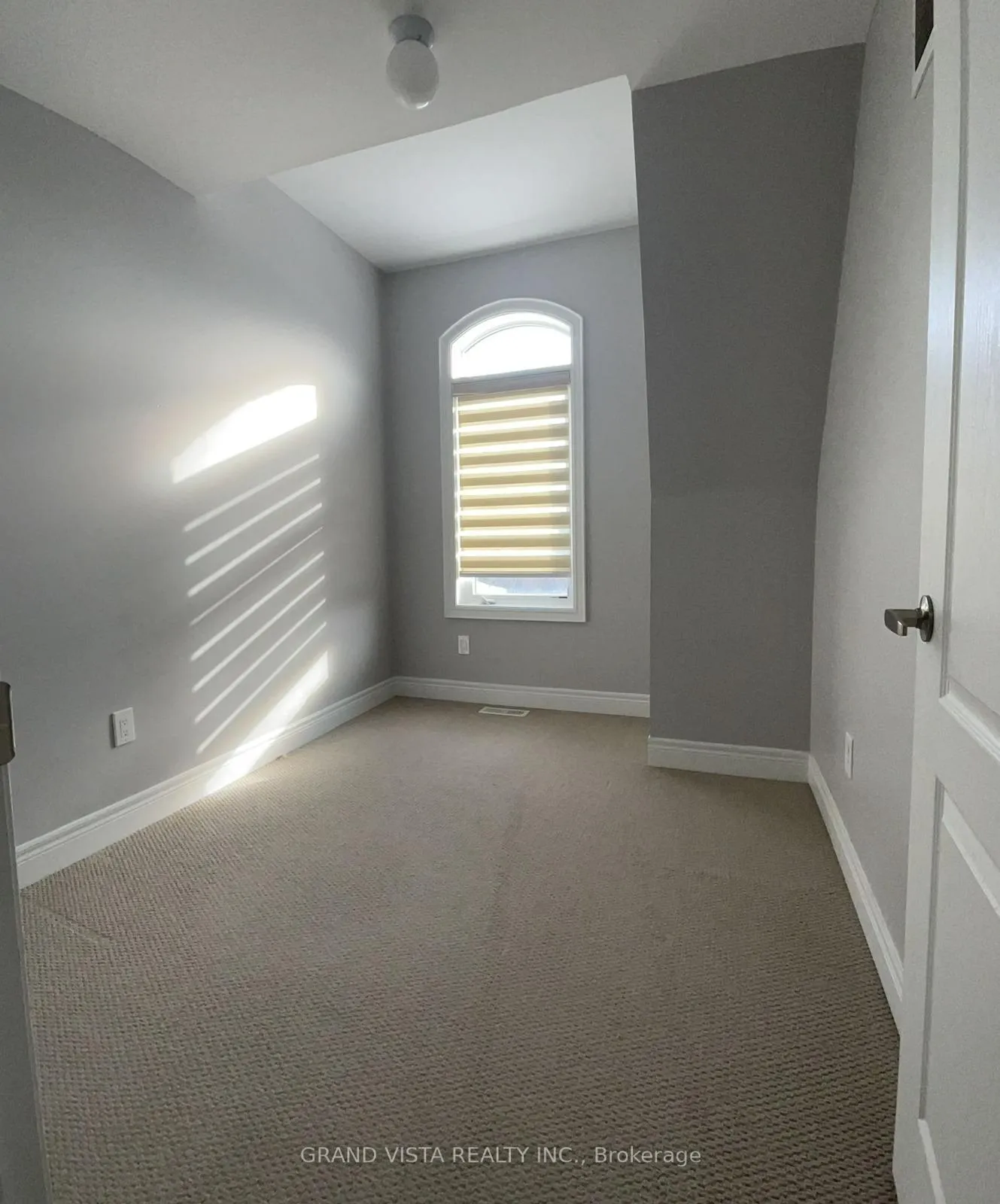 Photo 13 of 29 Dryden Way, Etobicoke, Willowridge-Martingrove-Richview — HOMEH