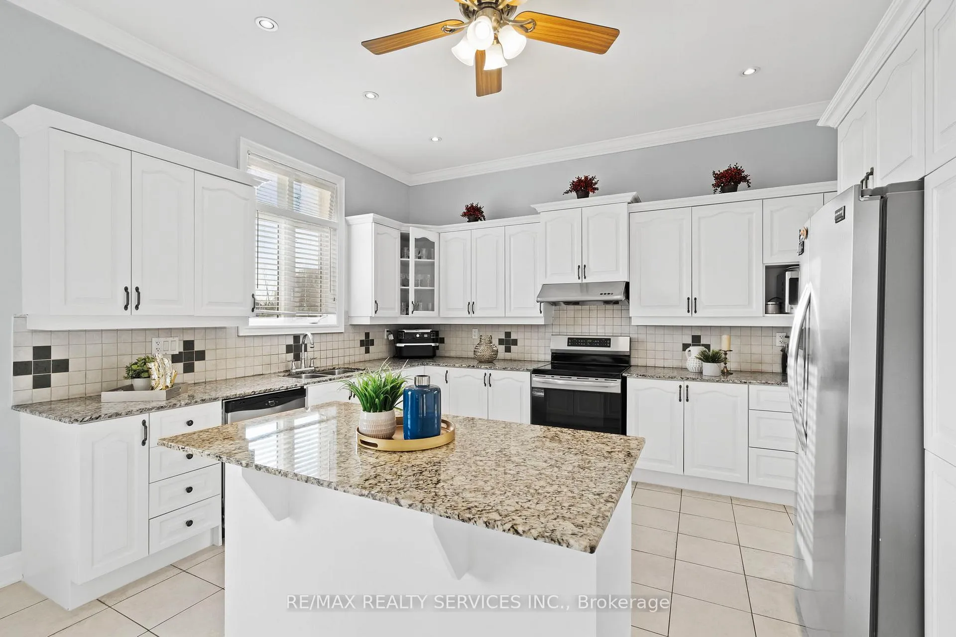 Photo 11 of 5 Farina Drive, Brampton, Toronto Gore Rural Estate — HOMEH