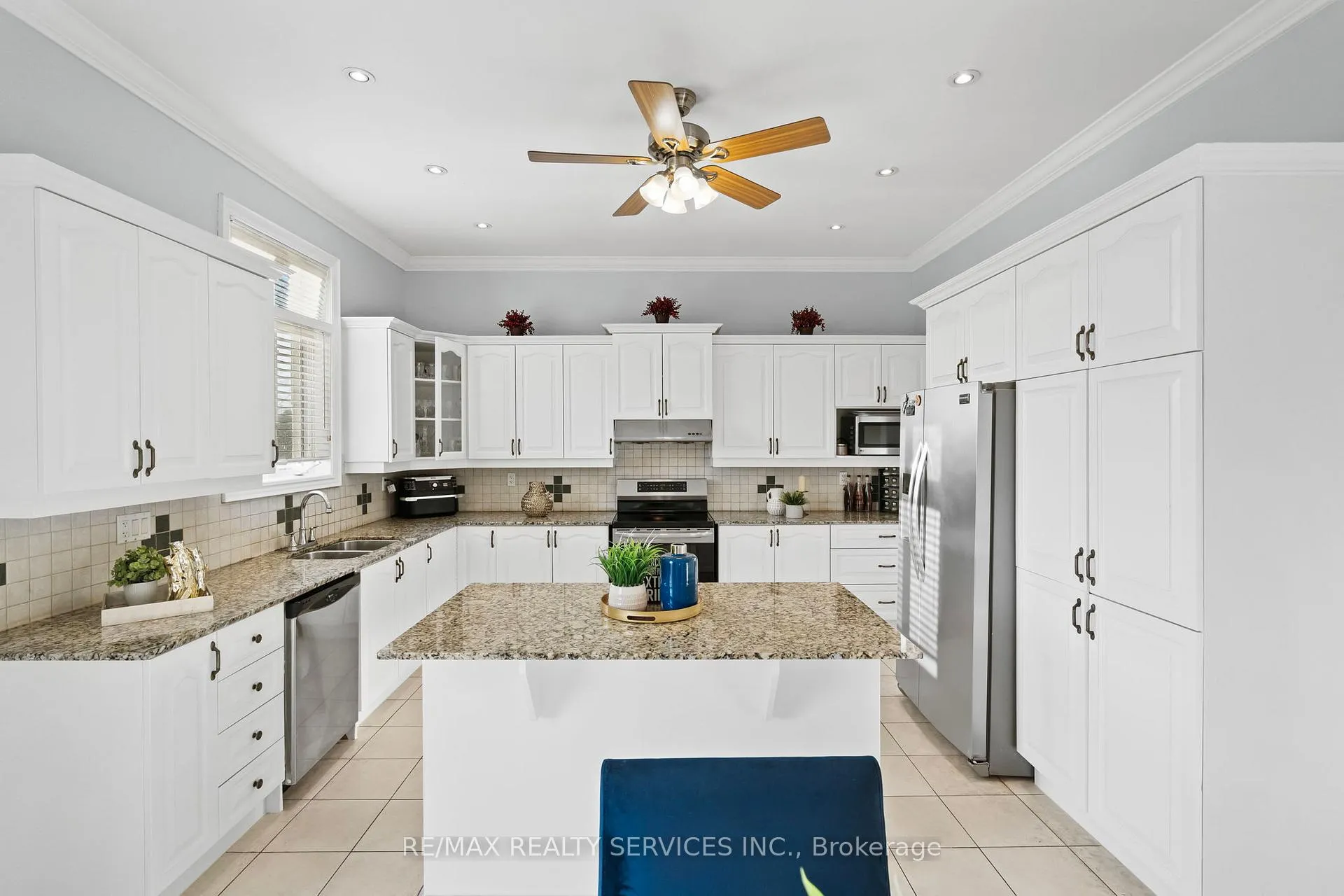 Photo 12 of 5 Farina Drive, Brampton, Toronto Gore Rural Estate — HOMEH