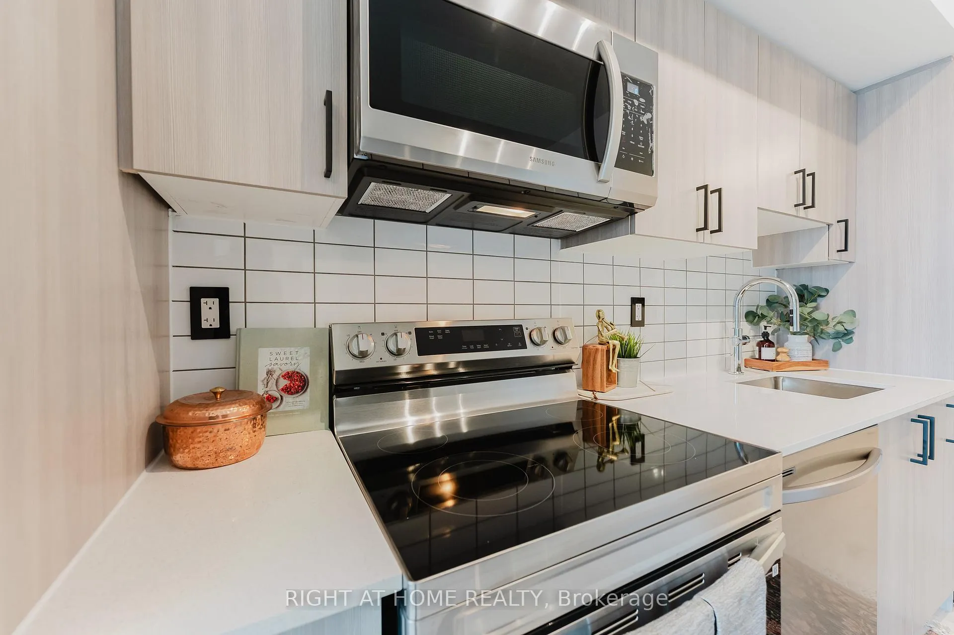 Photo 3 of 1010 Sandy Beach Road, Pickering, Bay Ridges — HOMEH