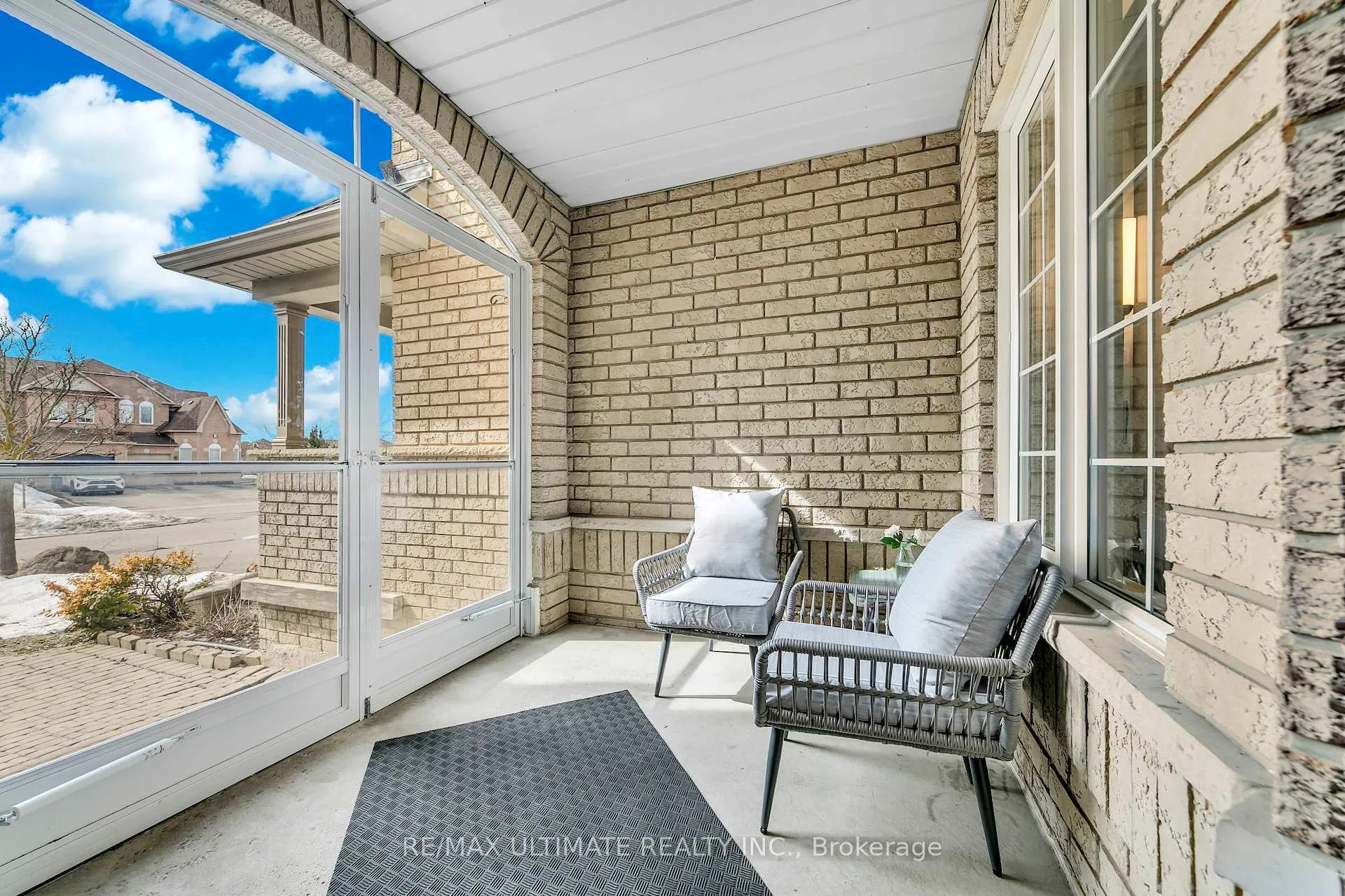 Photo 3 of 8 Kinney Gate, Vaughan, Maple — HOMEH