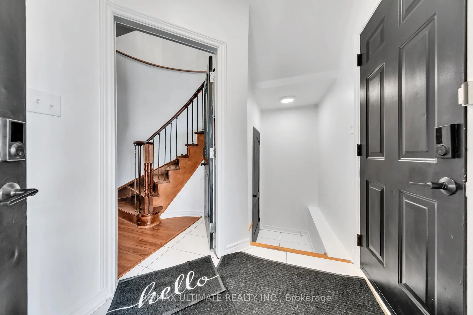 Photo 5 of 8 Kinney Gate, Vaughan, Maple — HOMEH