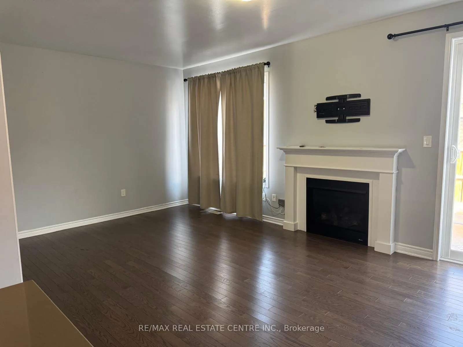 Photo 3 of 17 Feeder Street, Brampton, Northwest Brampton — HOMEH