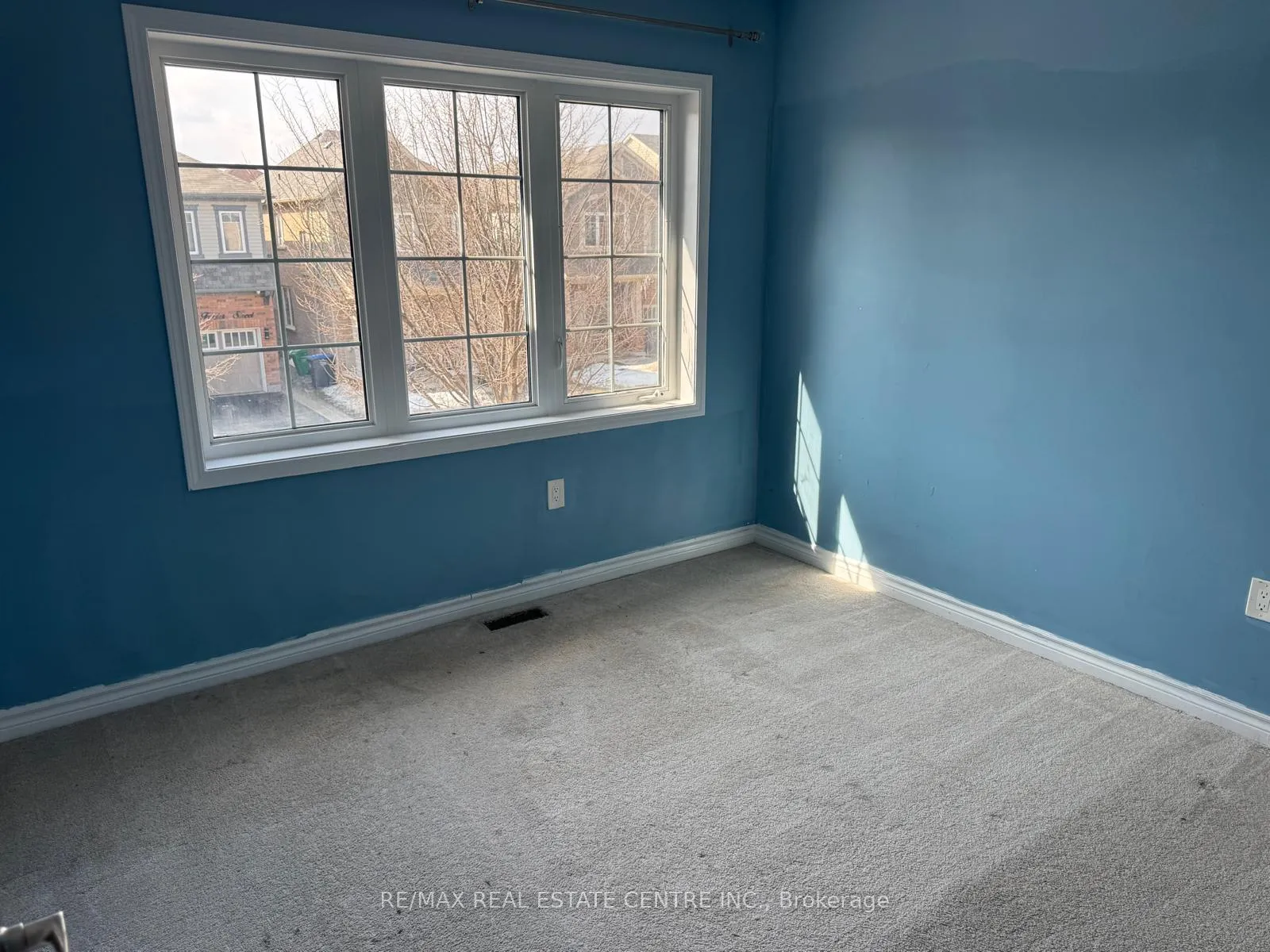 Photo 6 of 17 Feeder Street, Brampton, Northwest Brampton — HOMEH