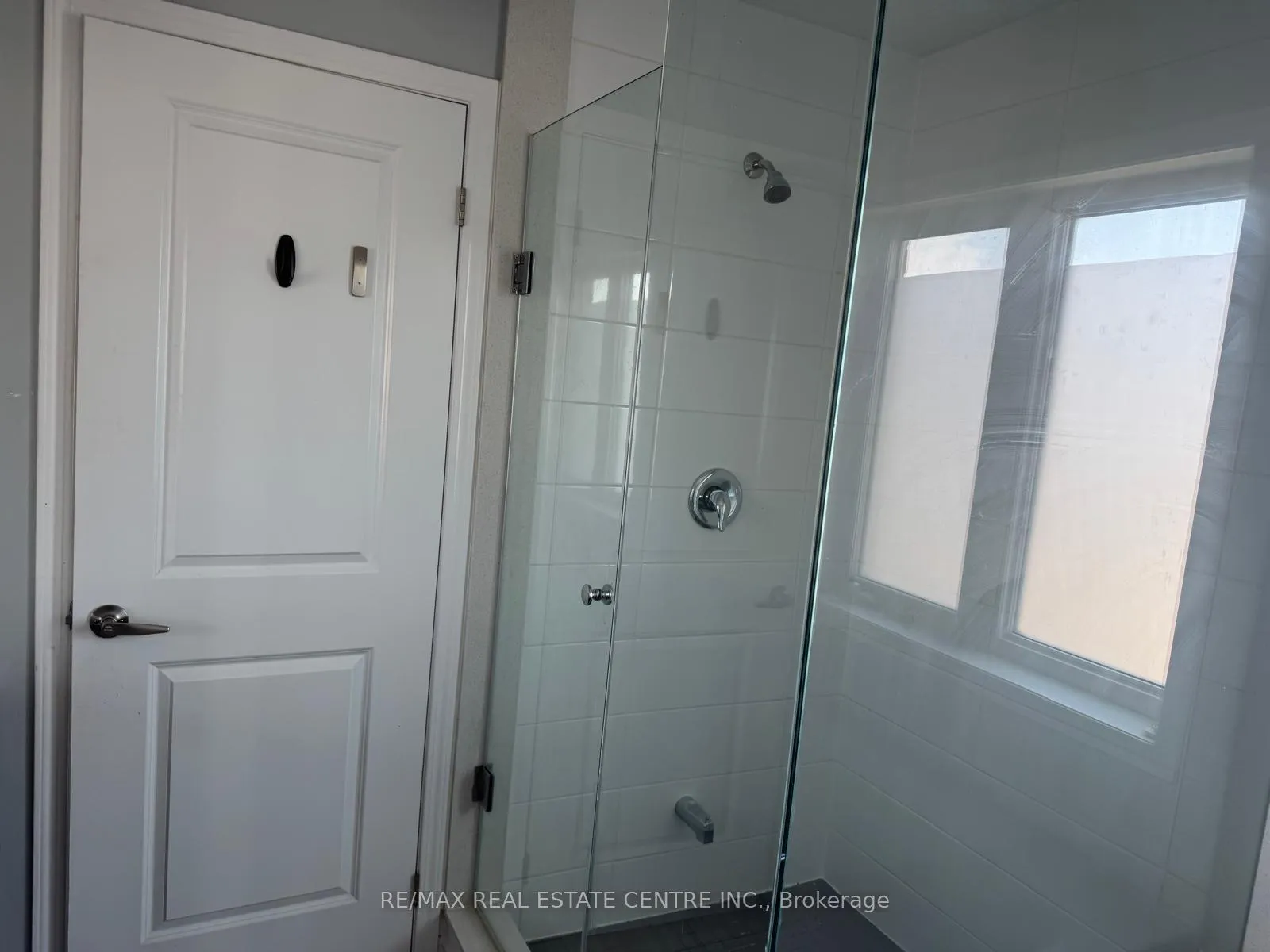 Photo 12 of 17 Feeder Street, Brampton, Northwest Brampton — HOMEH