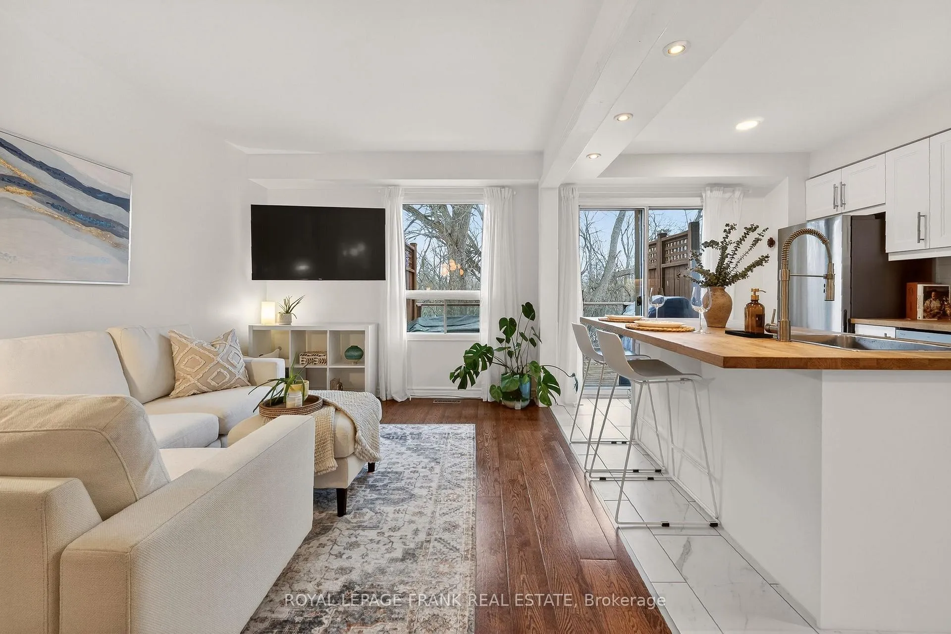 Photo 7 of 71 Galbraith Court, Clarington, Bowmanville — HOMEH