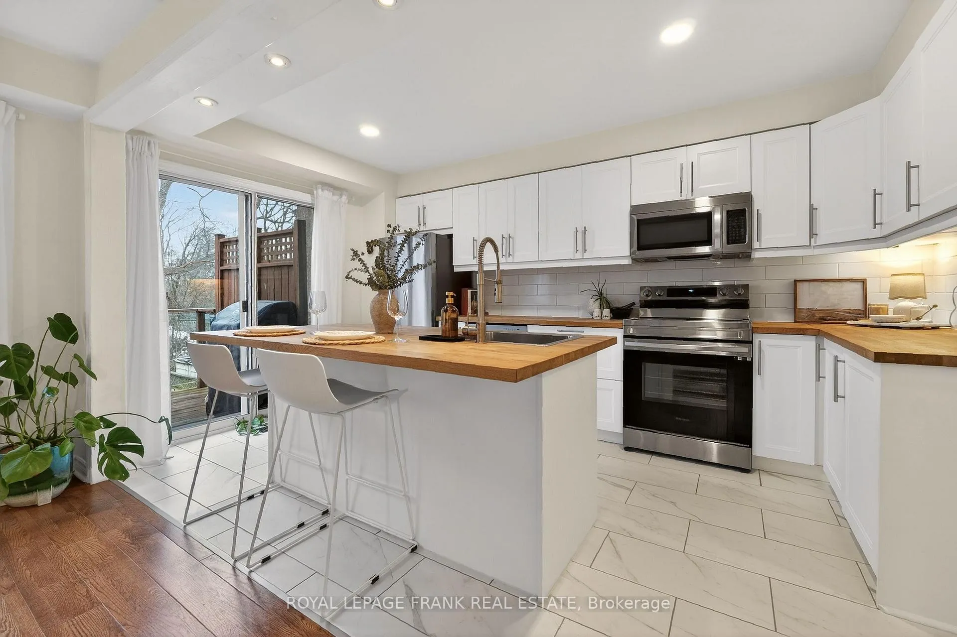 Photo 8 of 71 Galbraith Court, Clarington, Bowmanville — HOMEH