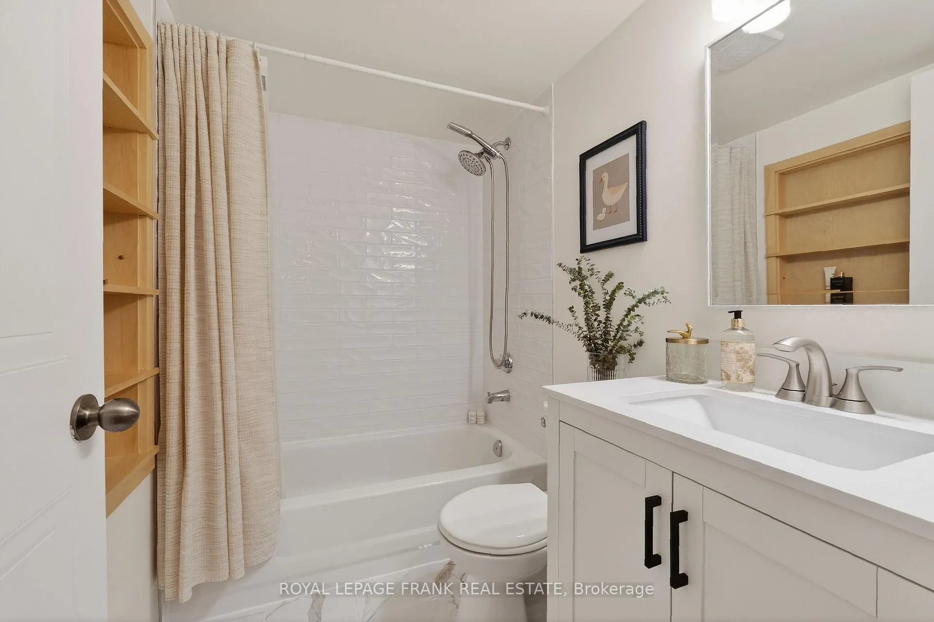 Photo 23 of 71 Galbraith Court, Clarington, Bowmanville — HOMEH