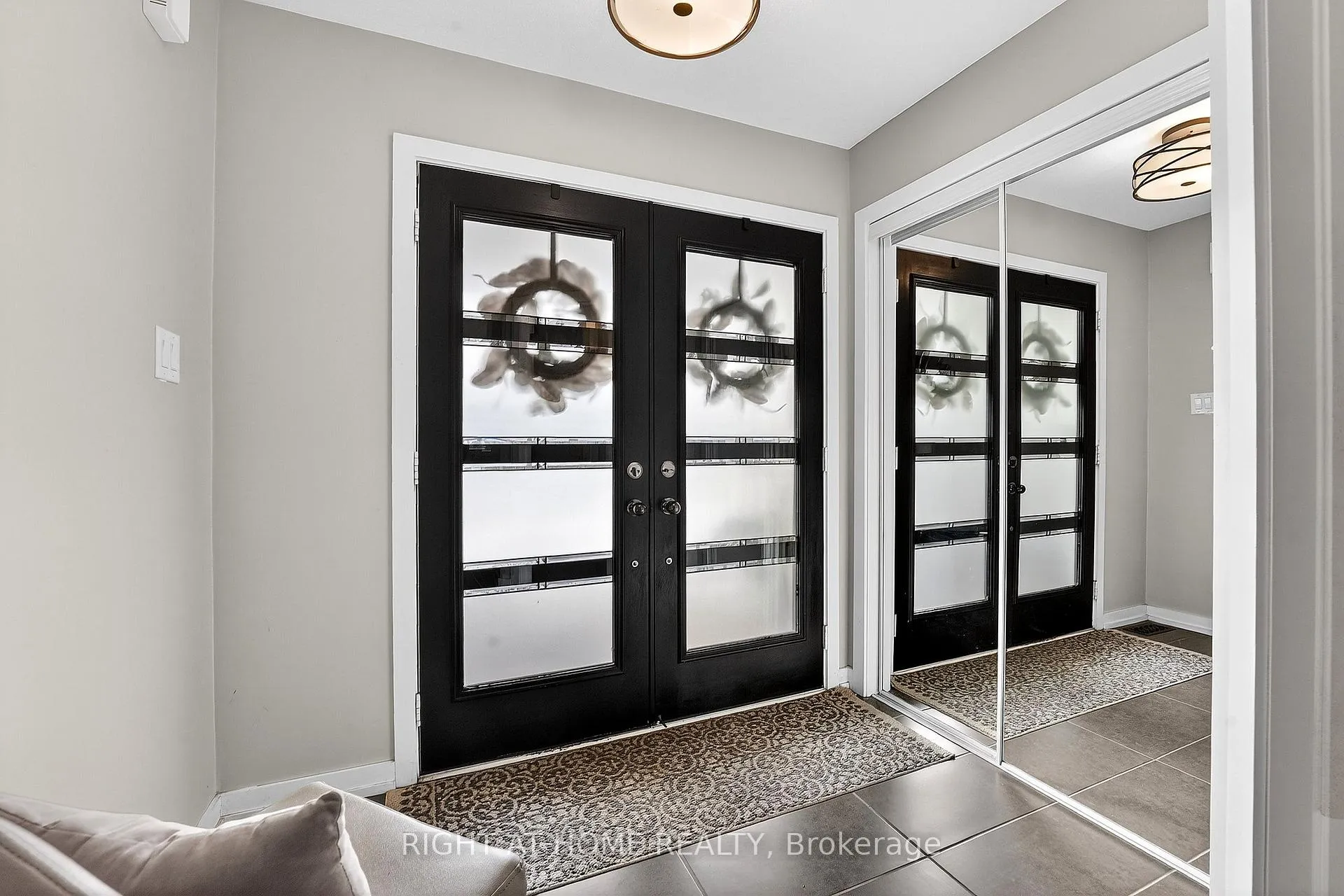 Photo 3 of 7860 Butternut Boulevard, Niagara Falls, Brown — HOMEH